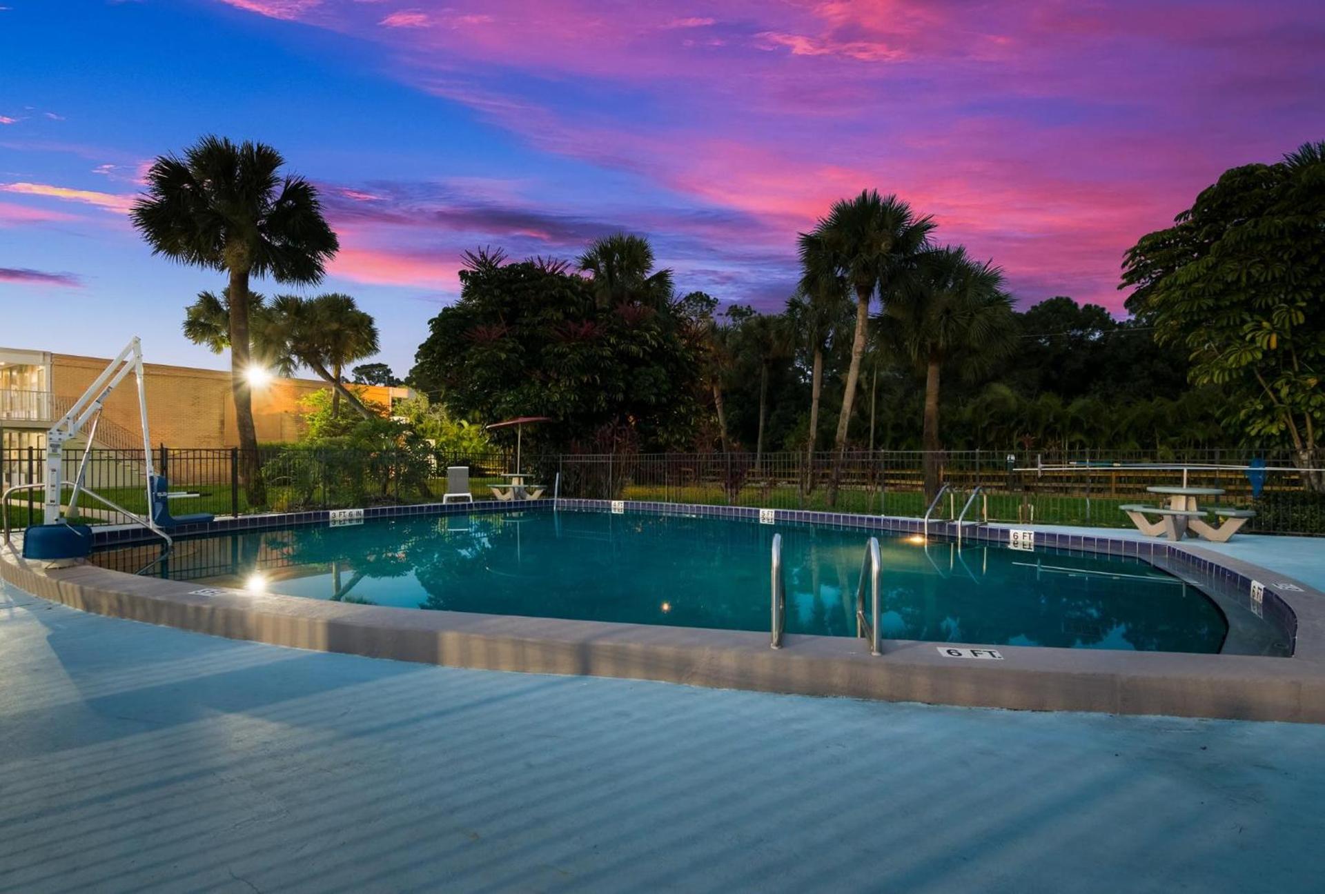 HomeTowne Studios by Red Roof Vero Beach - I-95 photo 2