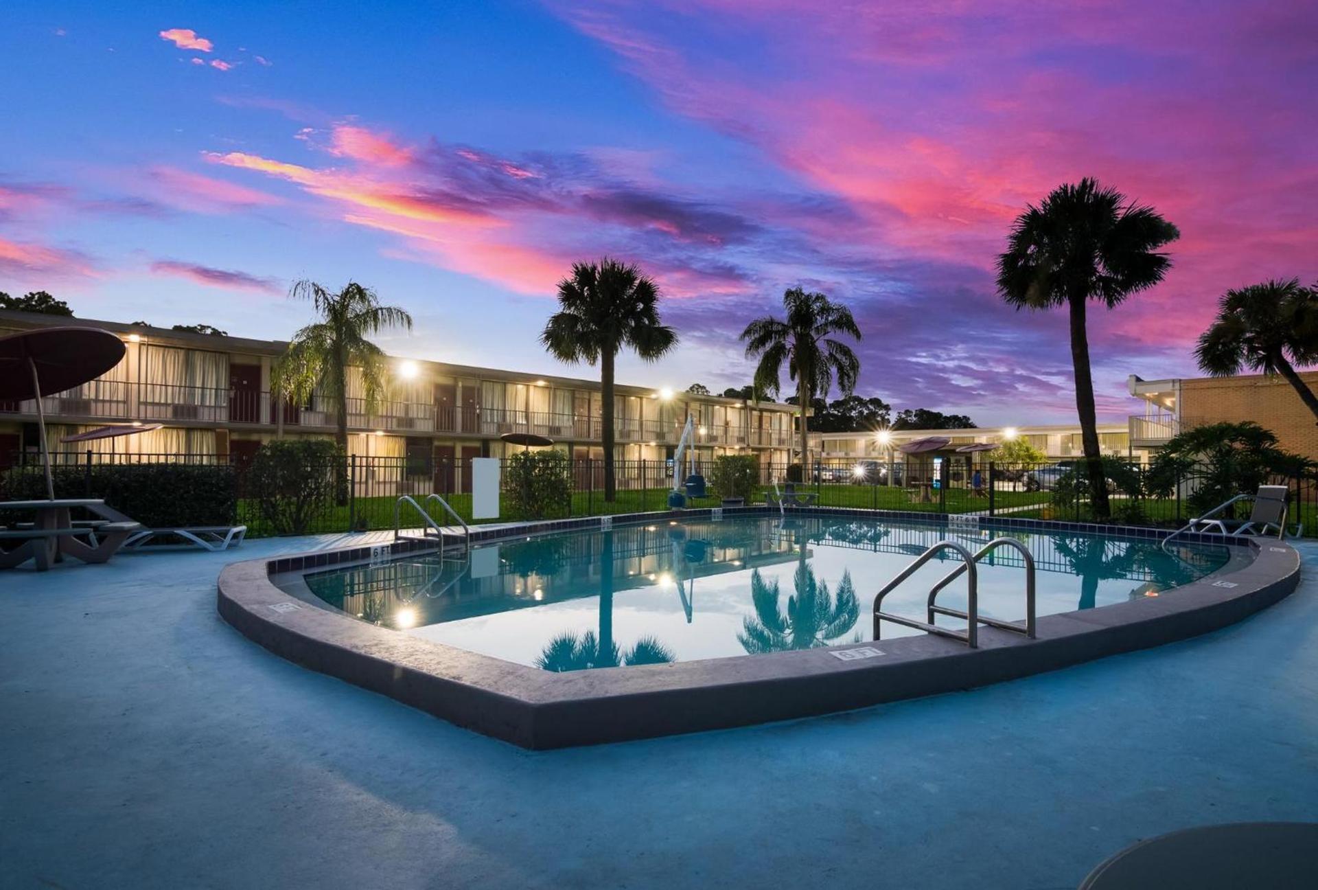 HomeTowne Studios by Red Roof Vero Beach - I-95 photo 3