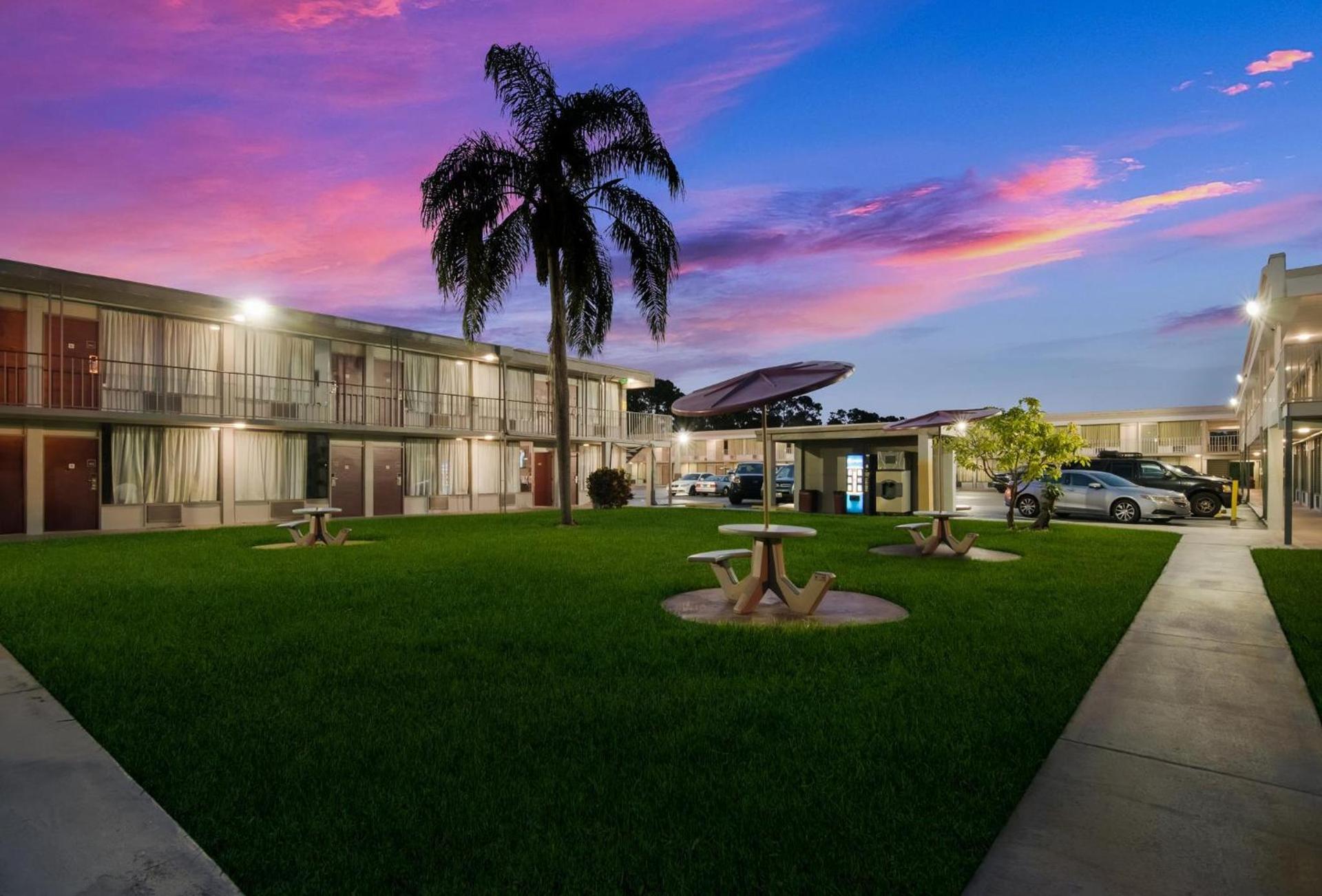 HomeTowne Studios by Red Roof Vero Beach - I-95 photo 1