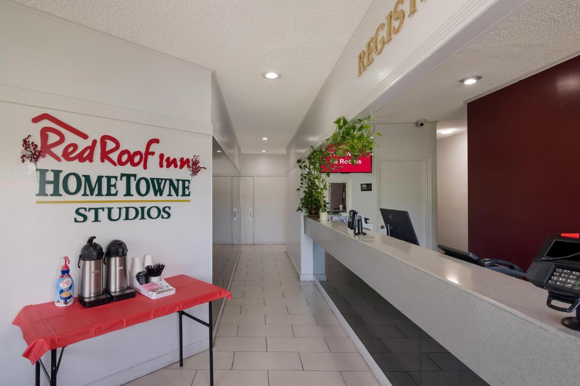 HomeTowne Studios by Red Roof Vero Beach - I-95 photo 7