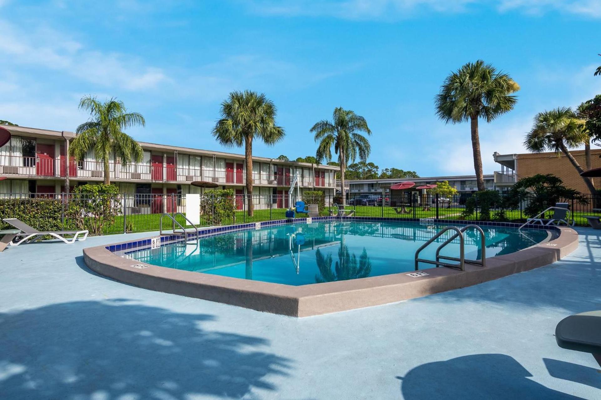 HomeTowne Studios by Red Roof Vero Beach - I-95 photo 4