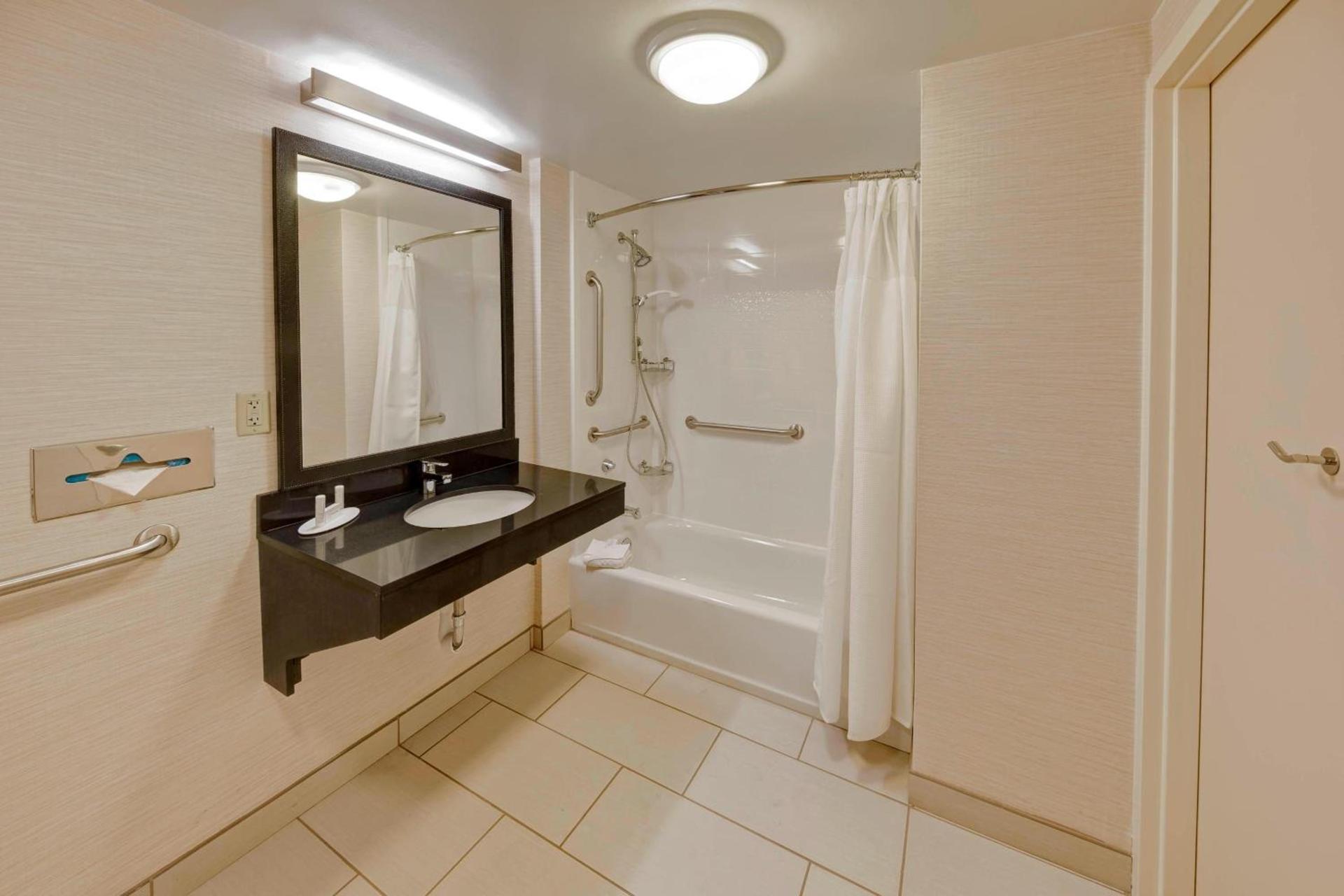 Fairfield Inn and Suites by Marriott Orlando Near Universal Orlando photo 11