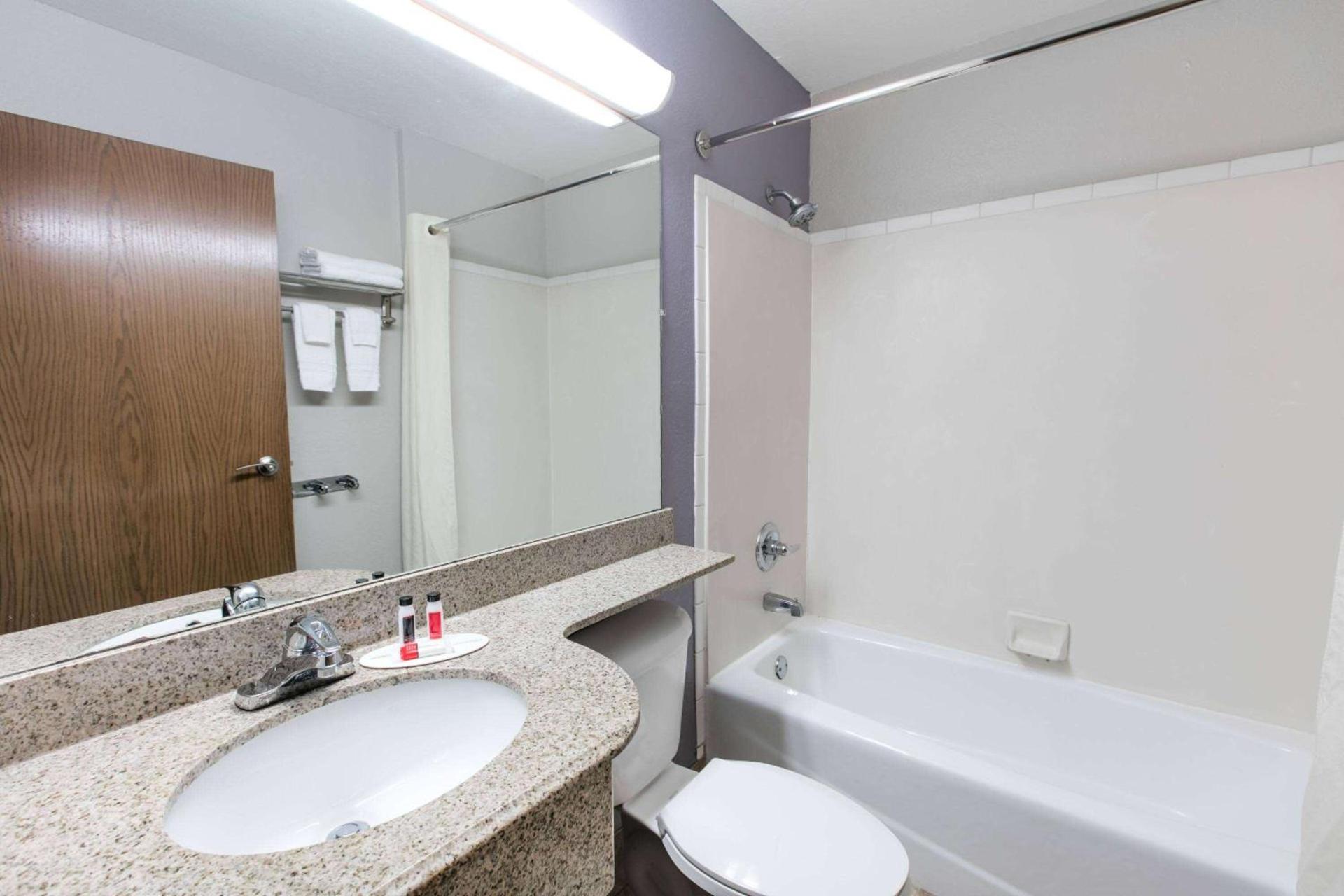 Microtel Inn & Suites by Wyndham Oklahoma City Airport photo 16