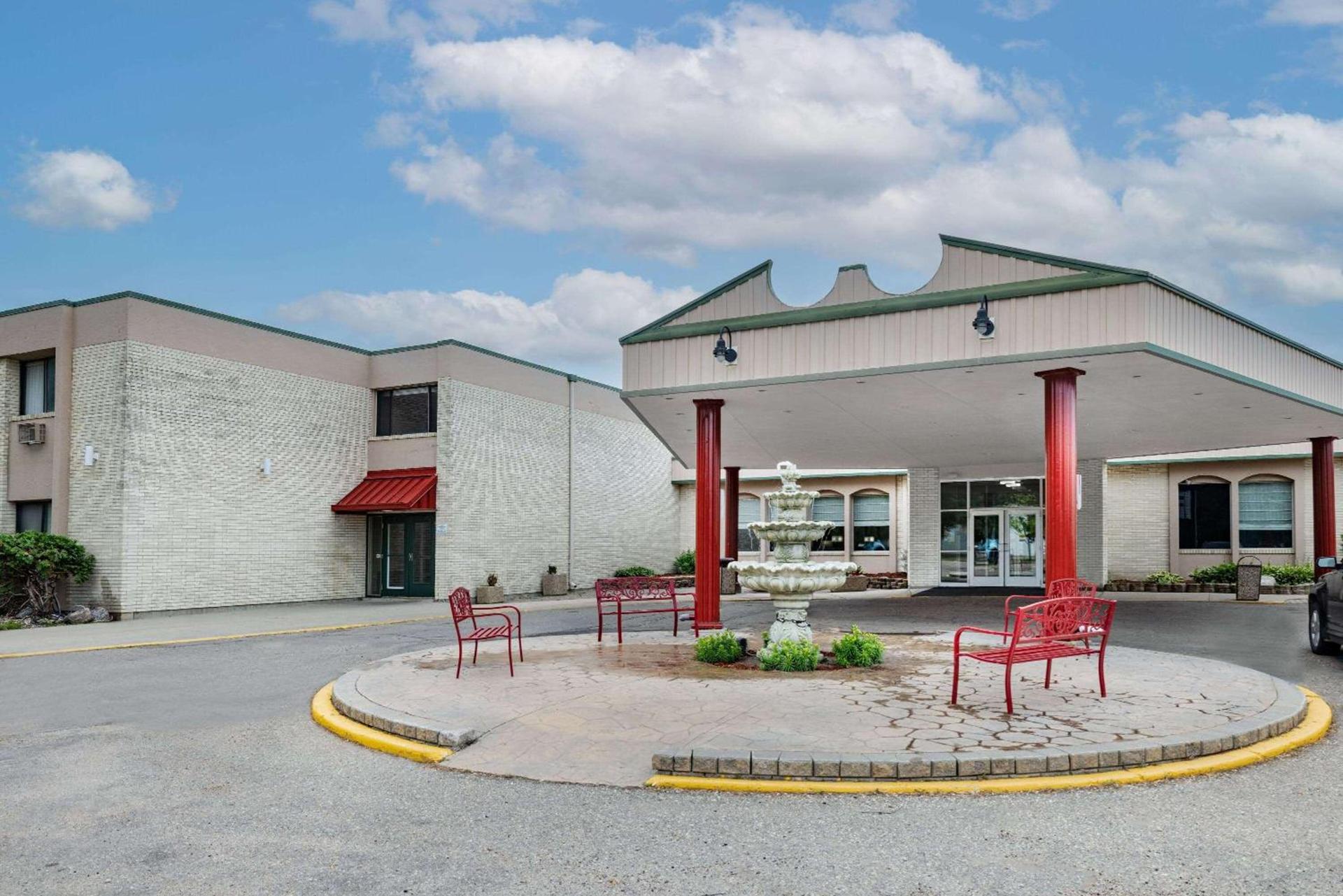 Ramada by Wyndham Grand Forks — hotel in Grand Forks