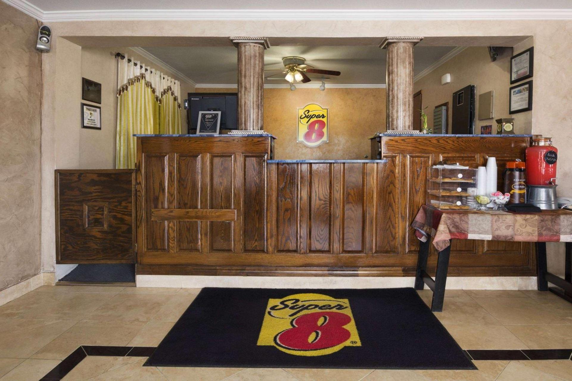 Super 8 by Wyndham Childress photo 3