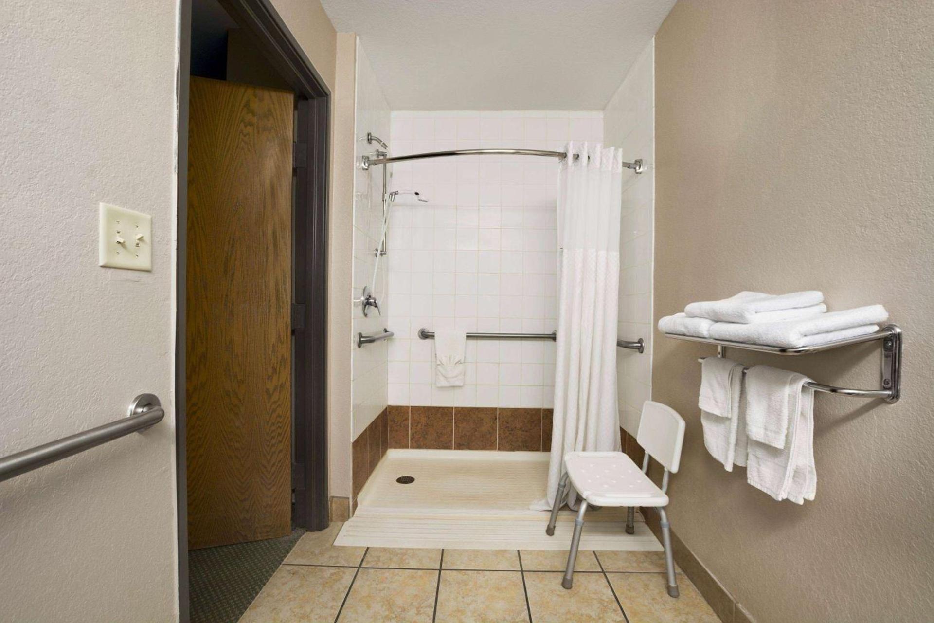 Super 8 by Wyndham Childress photo 6