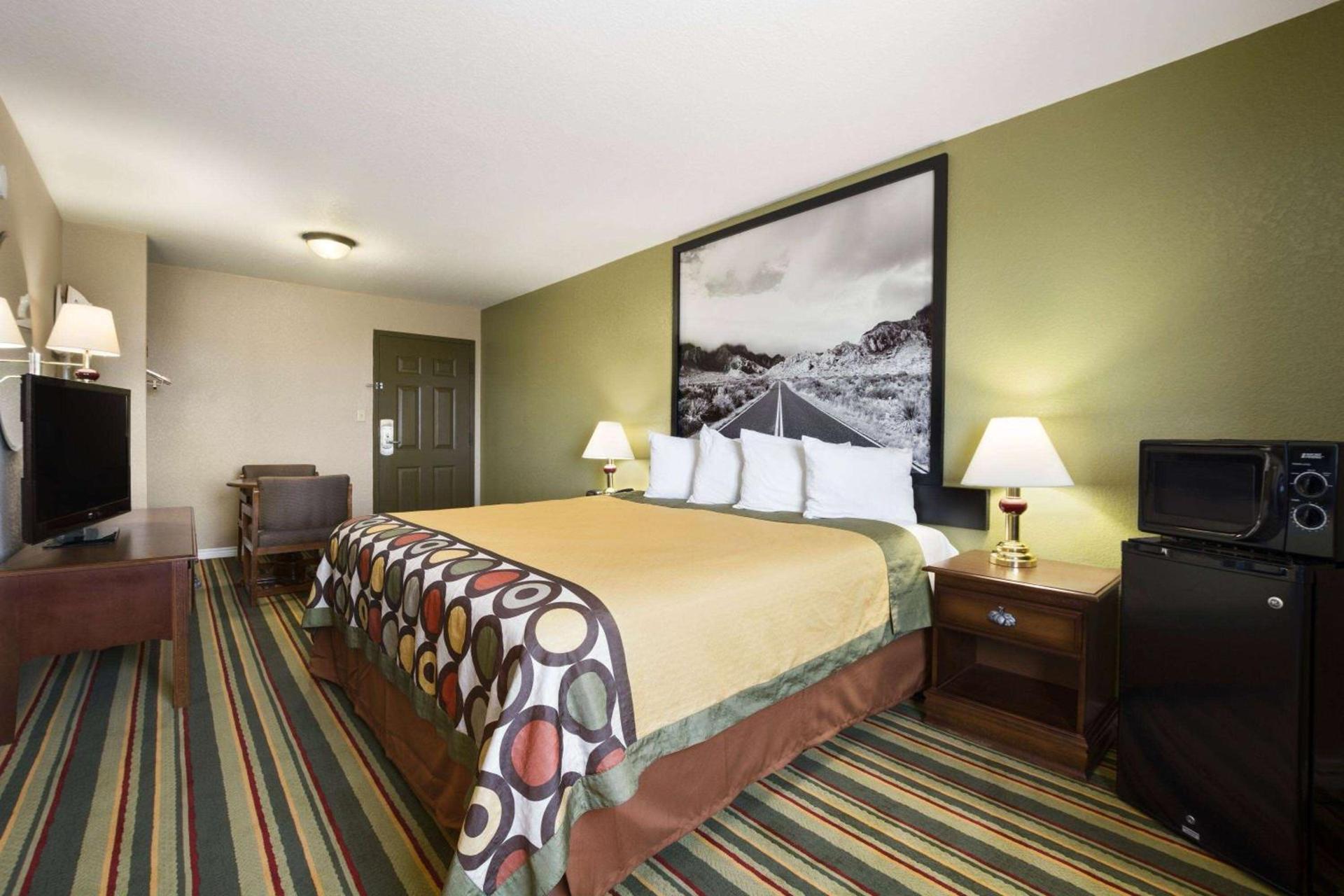 Super 8 by Wyndham Childress photo 8