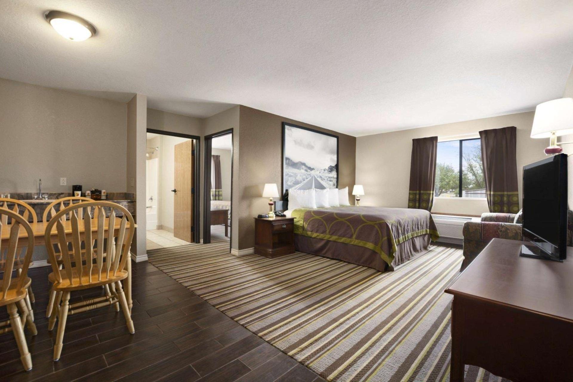 Super 8 by Wyndham Childress photo 14
