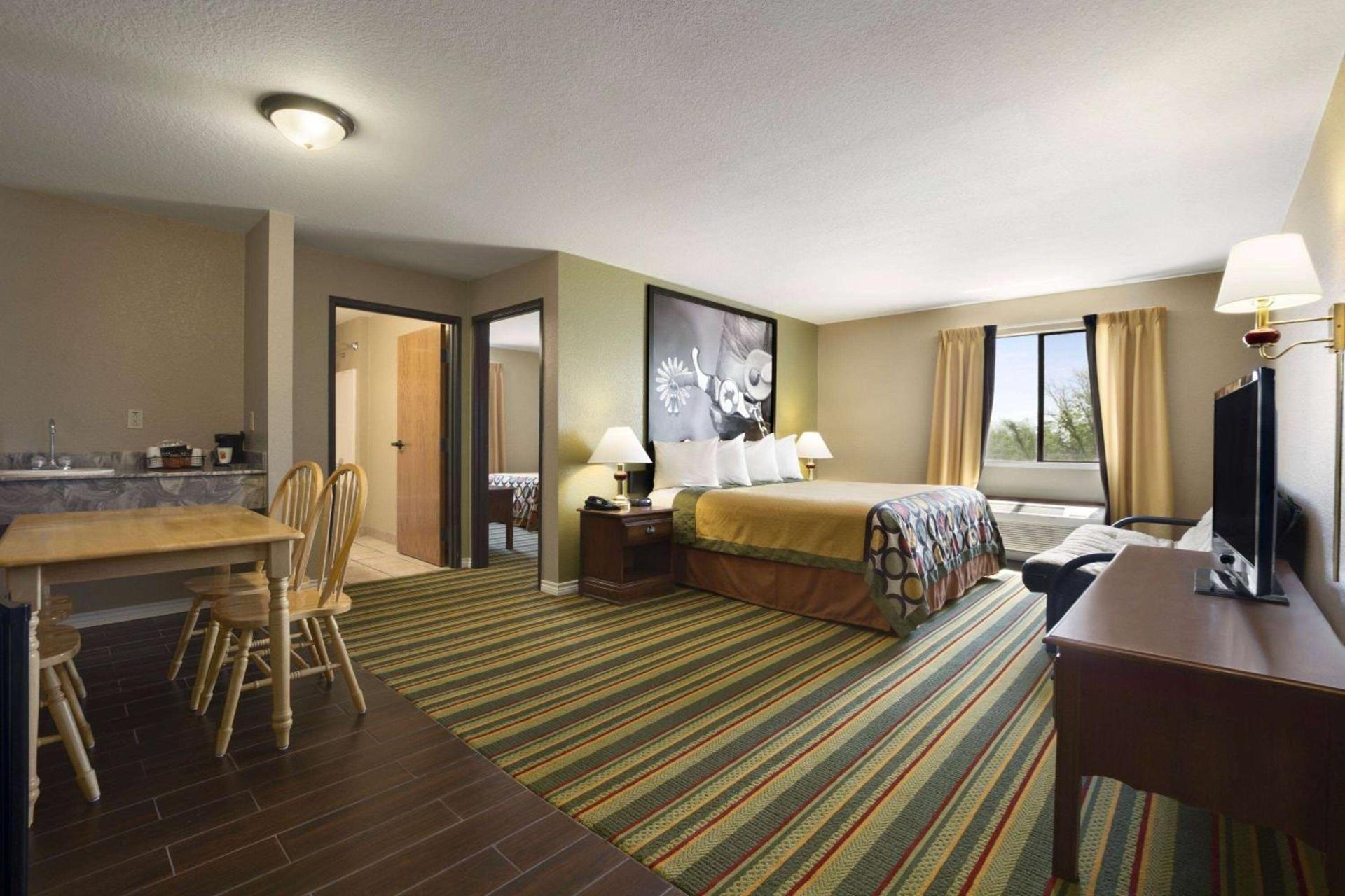 Super 8 by Wyndham Childress photo 15