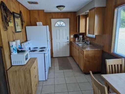 Silver Surf Motel photo 10