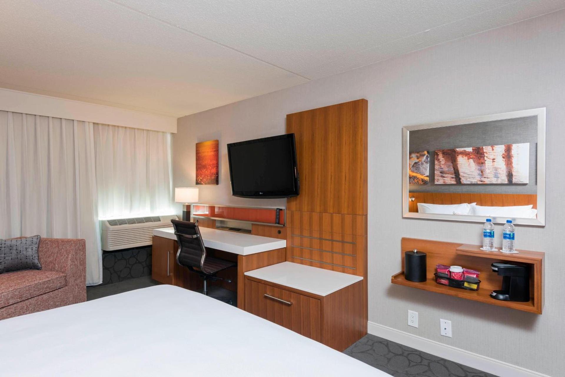 Sonesta Hotel Grand Rapids Airport photo 12