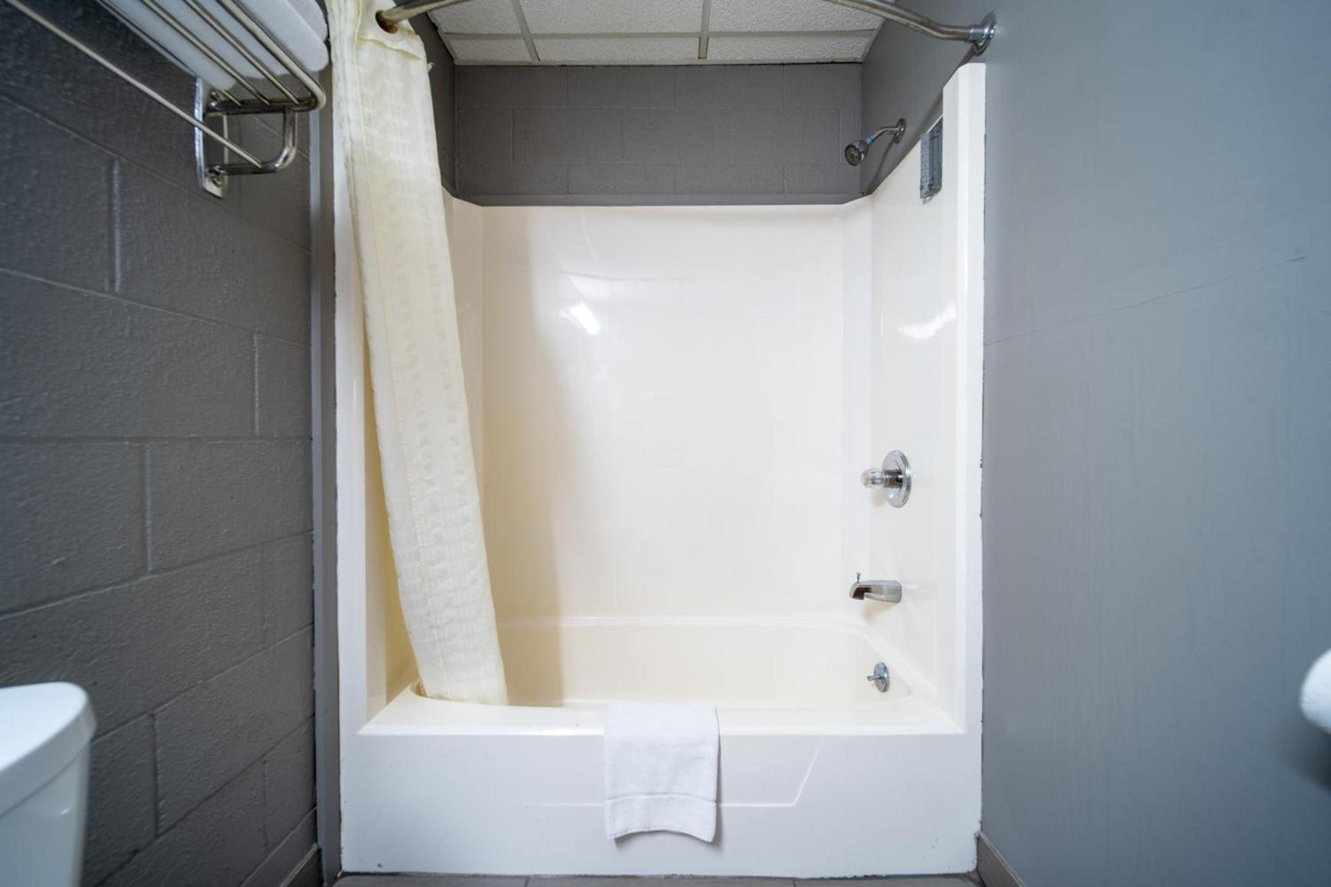 Sleep-ees Inn, Saginaw & Frankenmuth photo 12