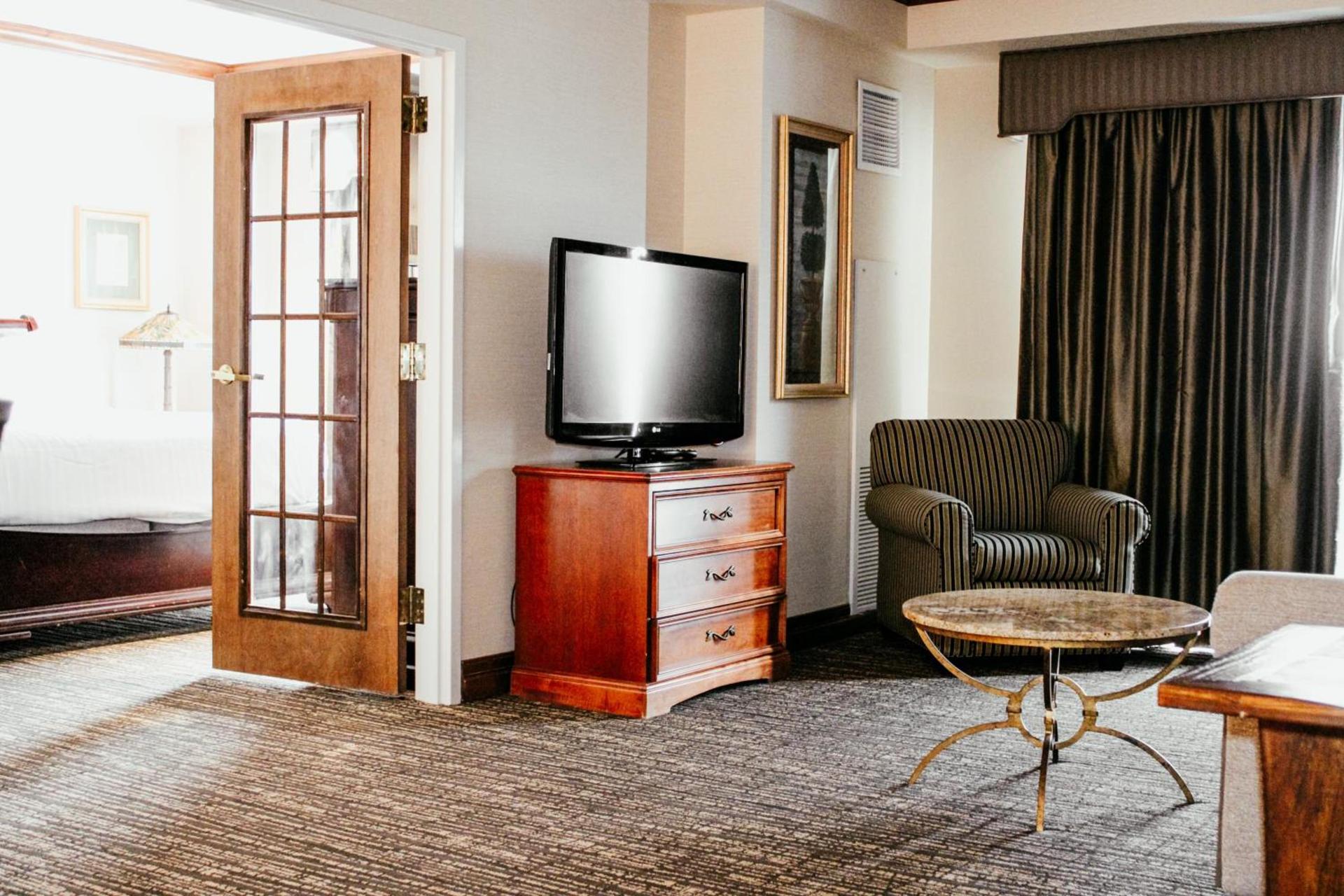 Hotel Topeka at City Center photo 4