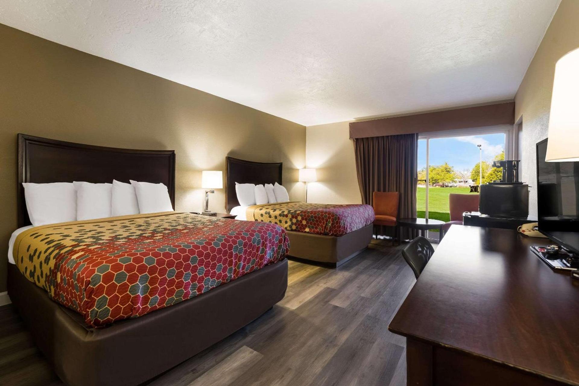 Perry Inn & Suites National Fairground I 75 photo 2