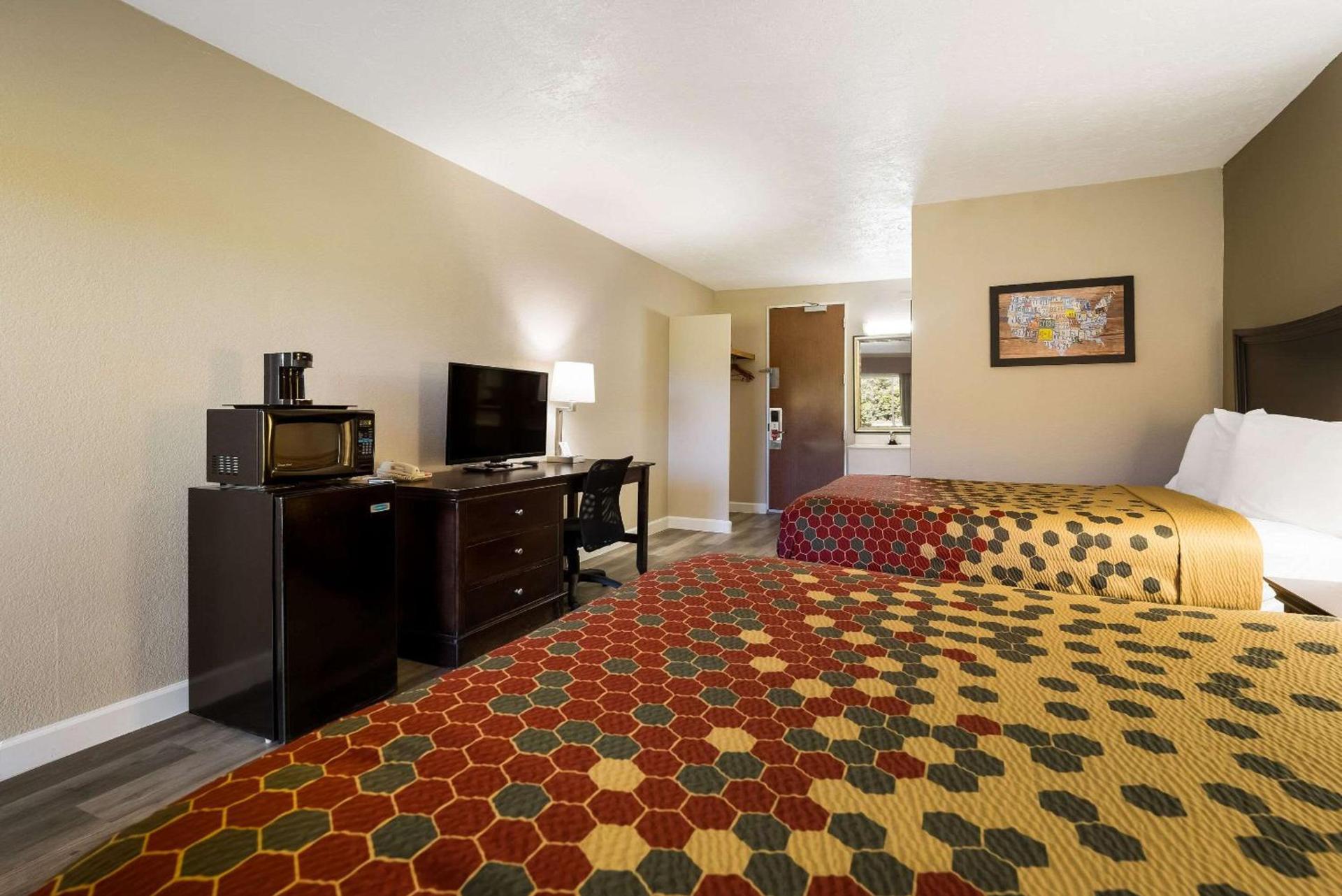 Perry Inn & Suites National Fairground I 75 photo 14