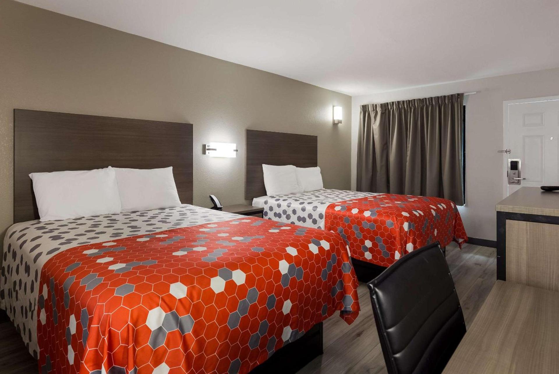 Econo Lodge photo 13