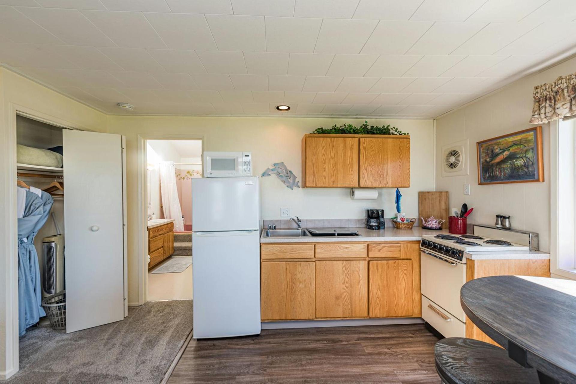 Juan de Fuca Waterfront Hotel & Cottages photo 61