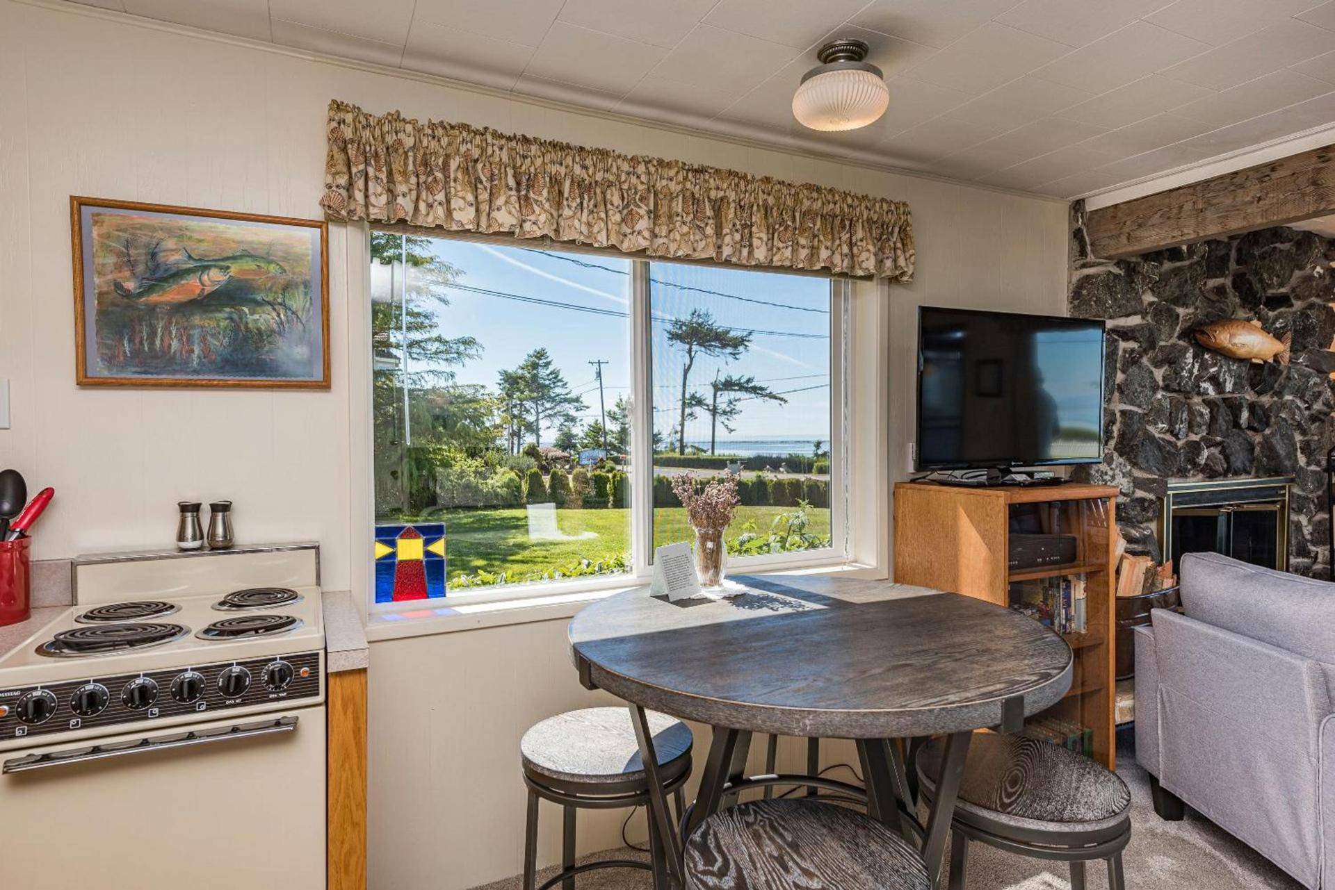 Juan de Fuca Waterfront Hotel & Cottages photo 65