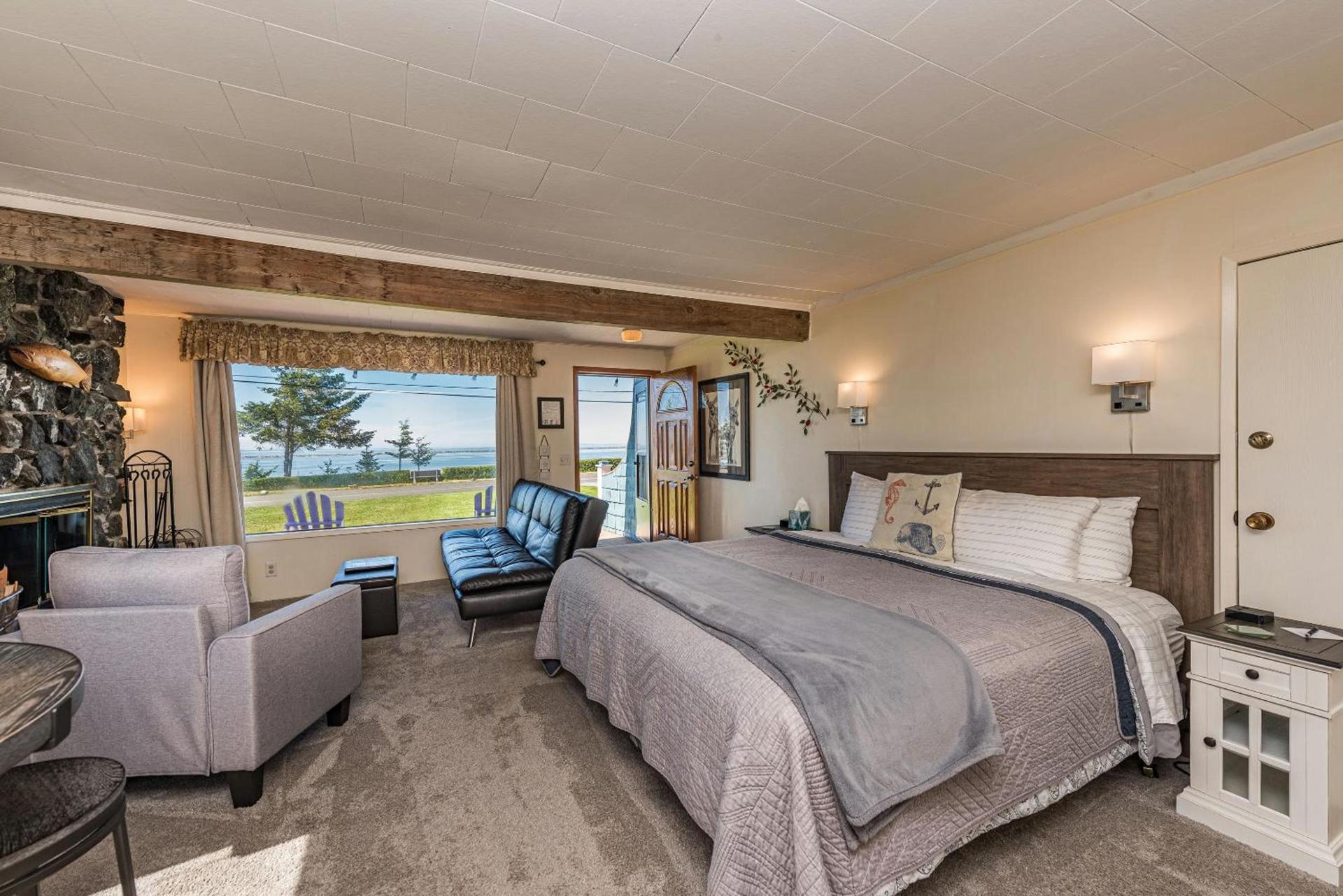 Juan de Fuca Waterfront Hotel & Cottages photo 64