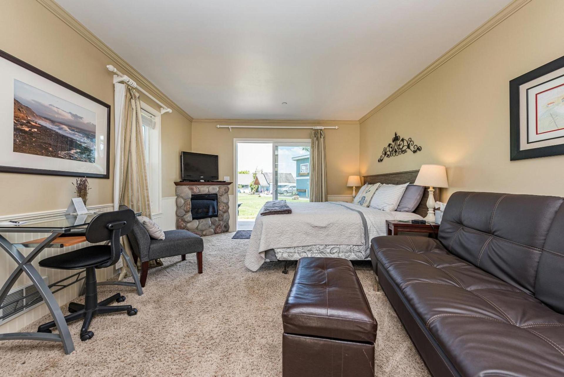 Juan de Fuca Waterfront Hotel & Cottages photo 71