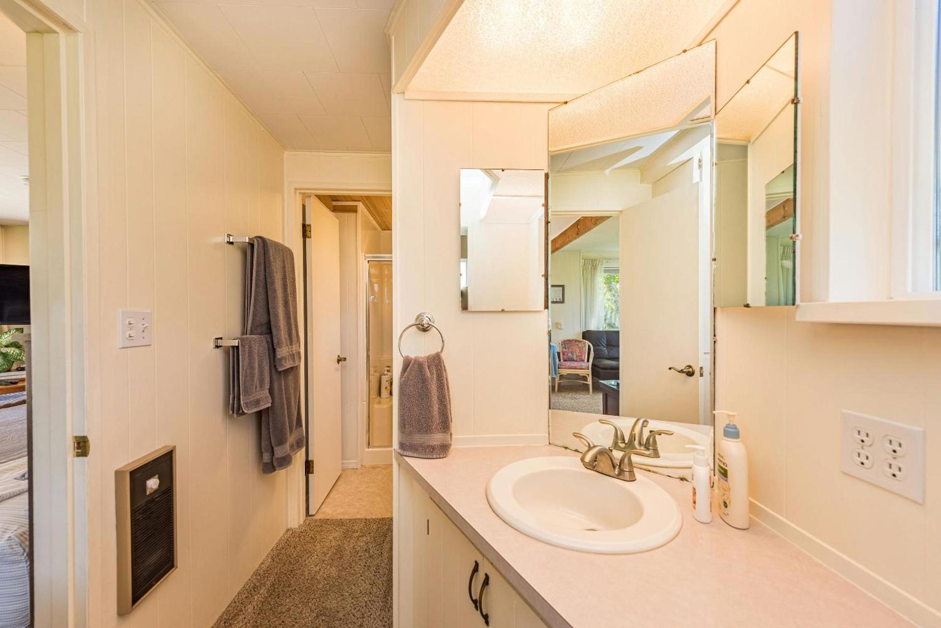 Juan de Fuca Waterfront Hotel & Cottages photo 75