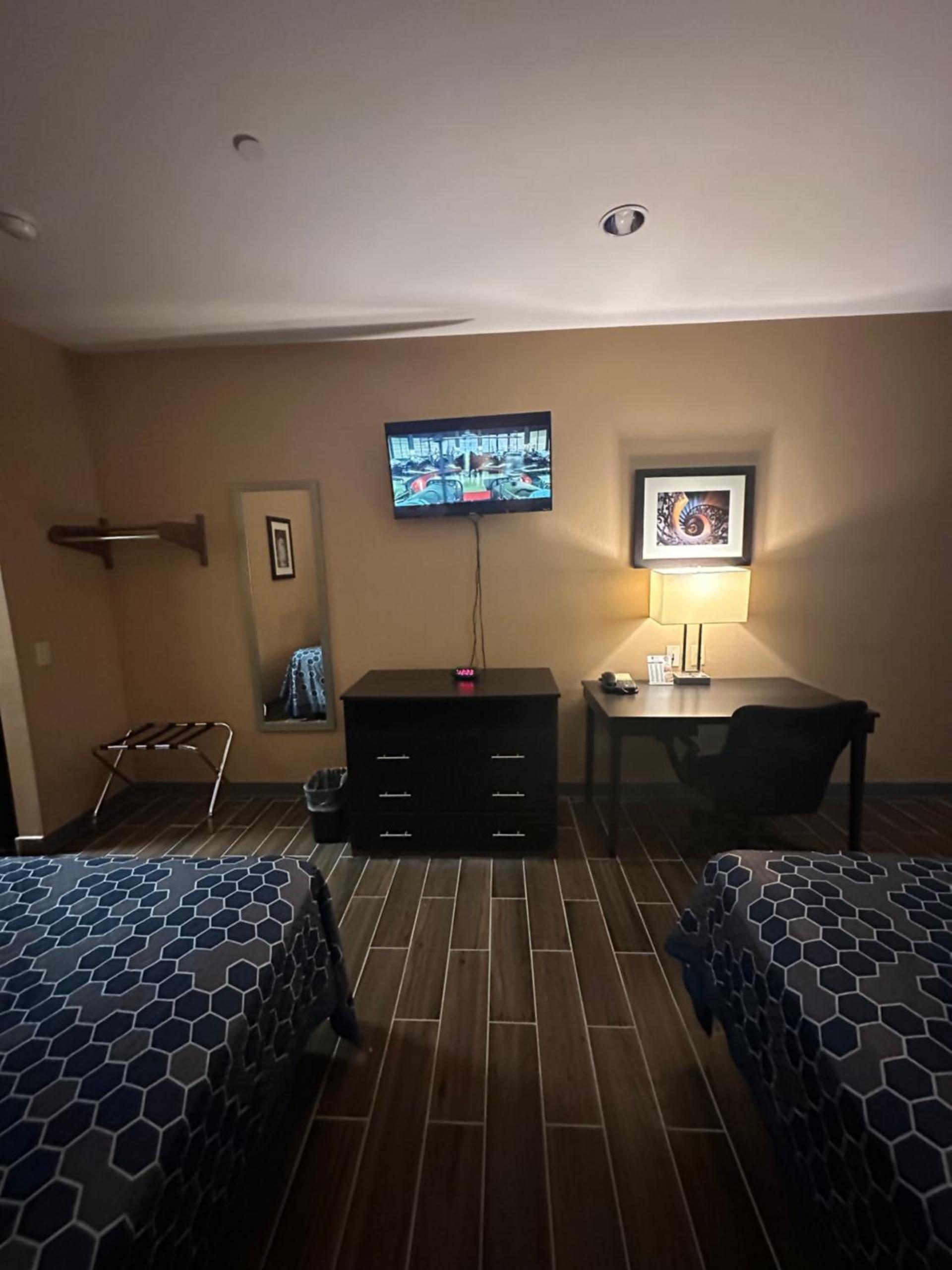 Executive Inn & Suites photo 11
