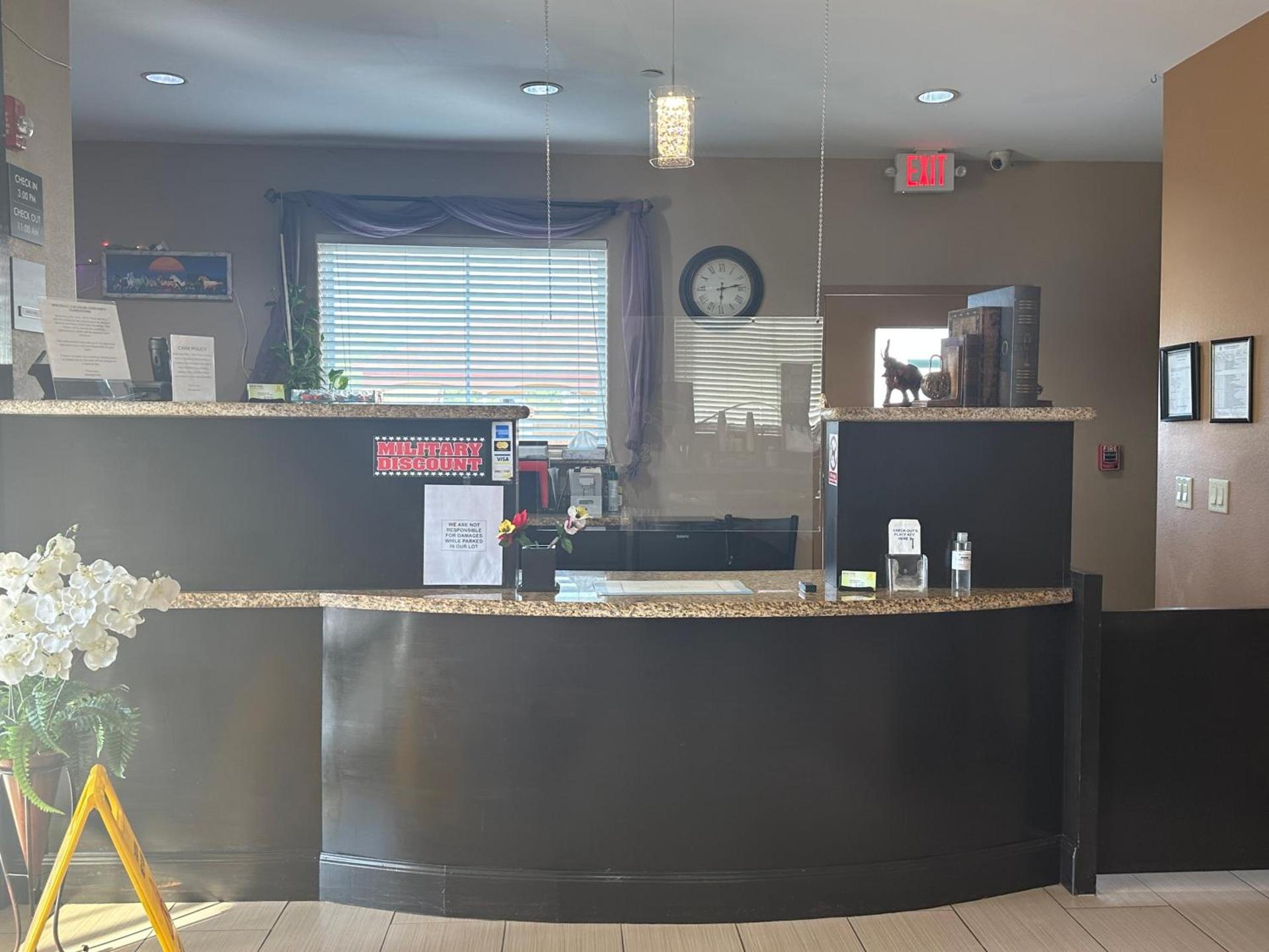 Executive Inn & Suites photo 12