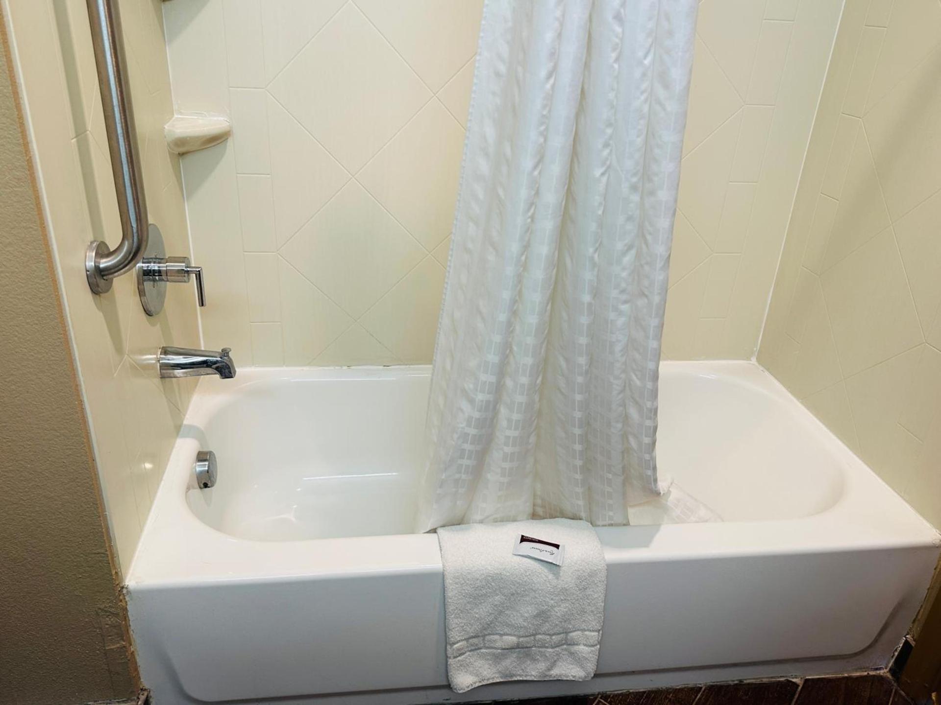 Executive Inn & Suites photo 13