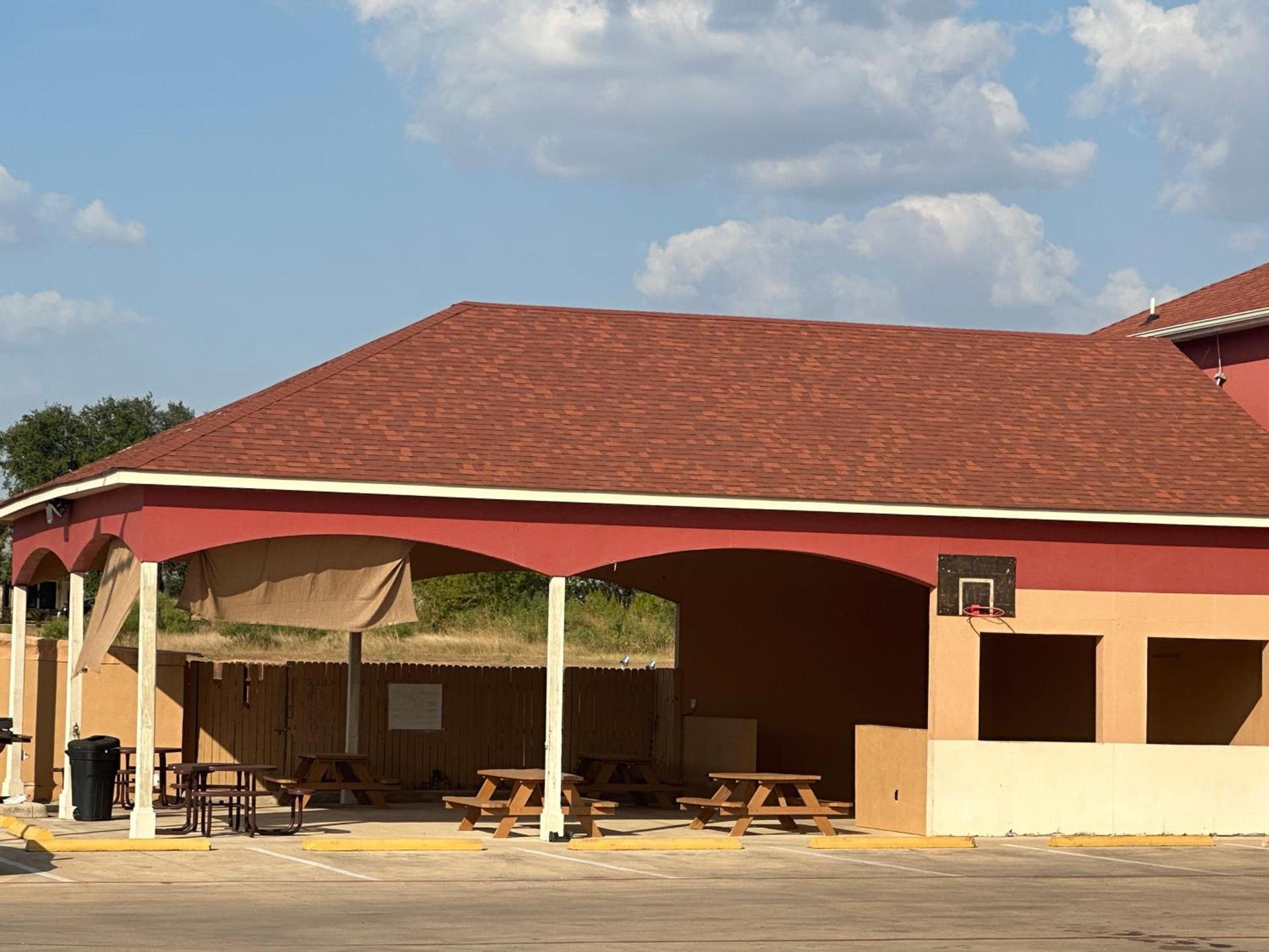 Executive Inn & Suites photo 16