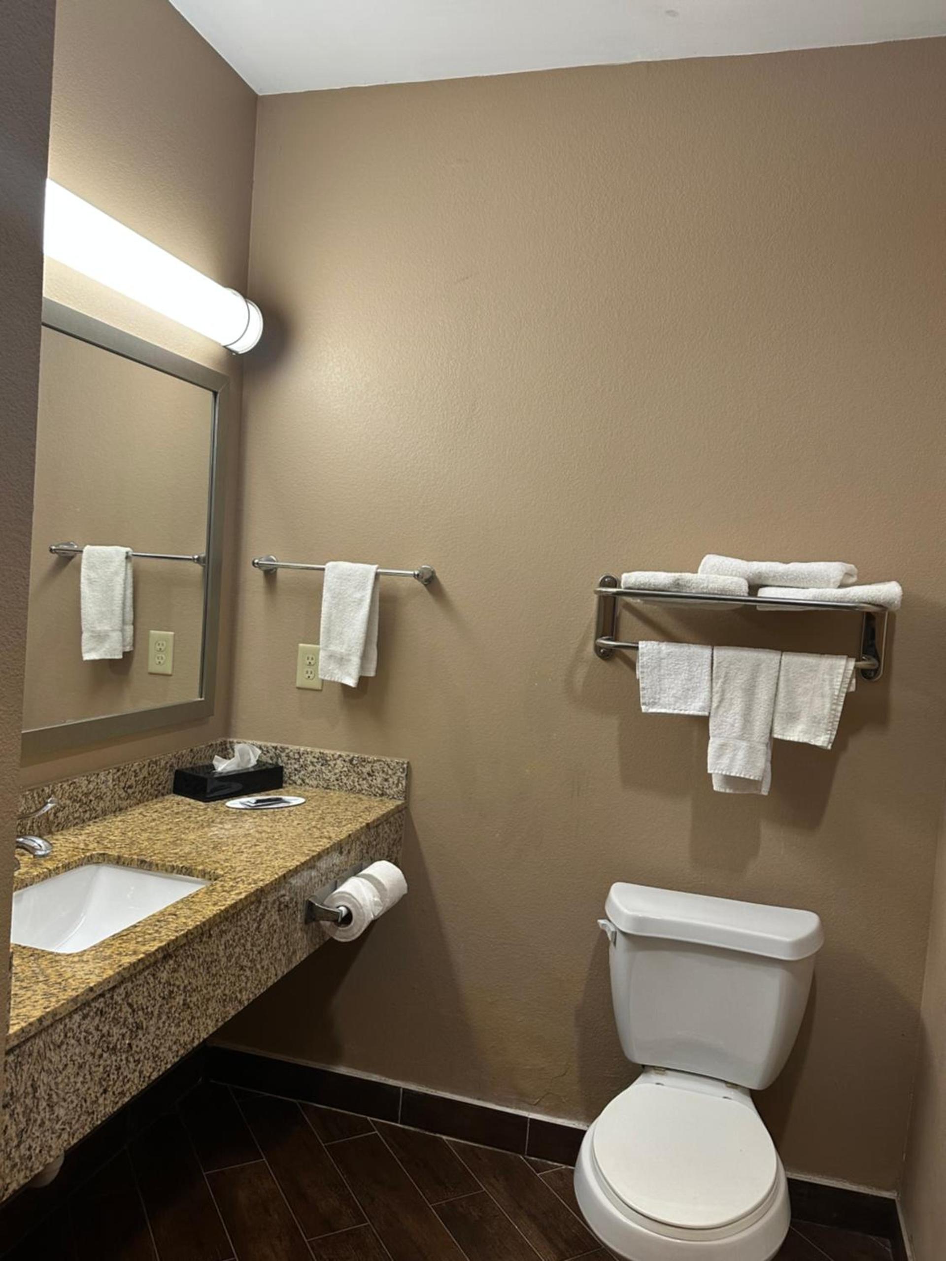 Executive Inn & Suites photo 27