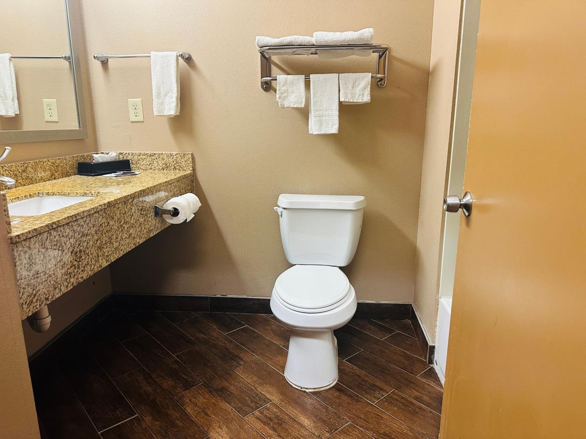 Executive Inn & Suites photo 26