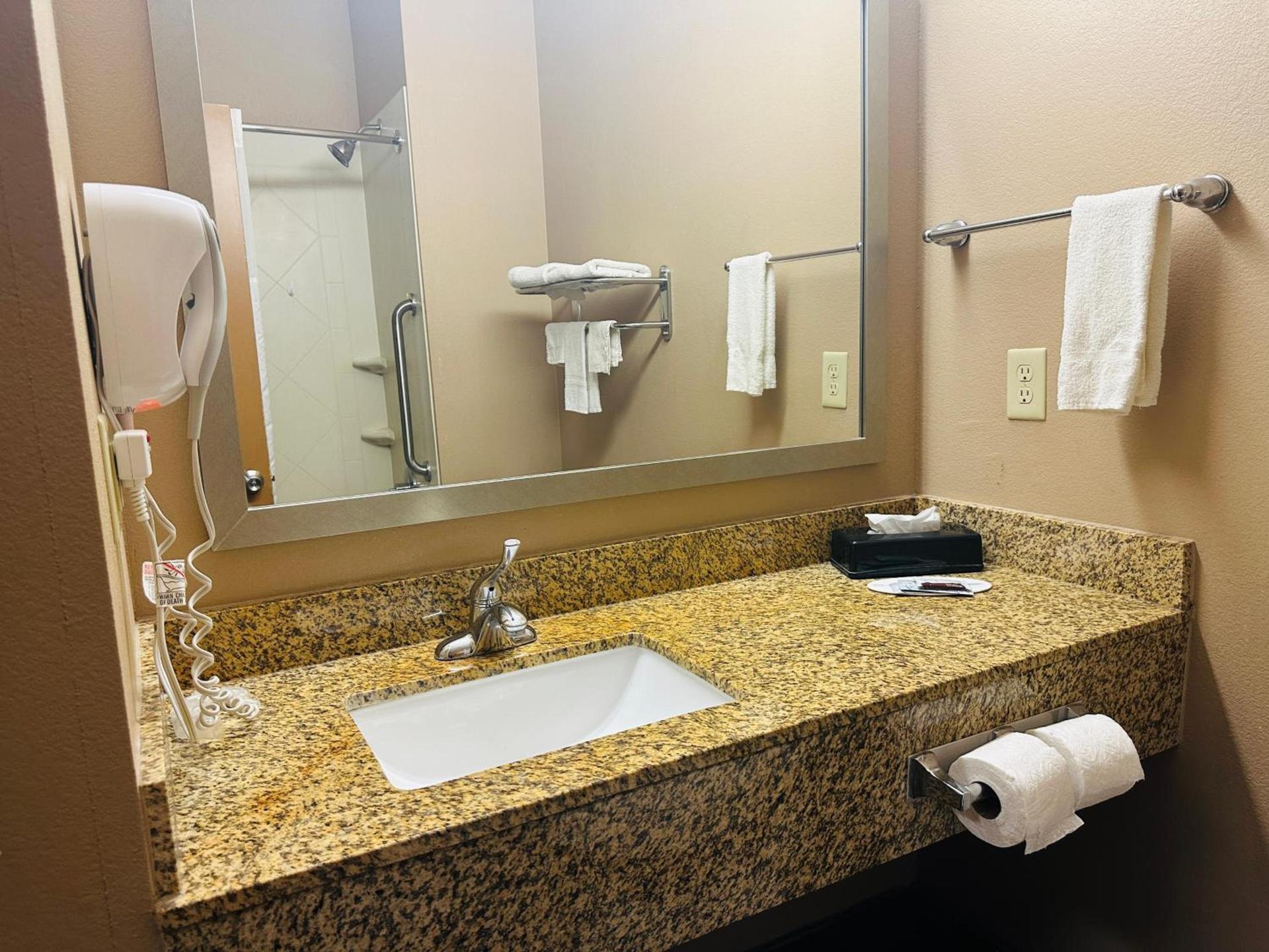 Executive Inn & Suites photo 32