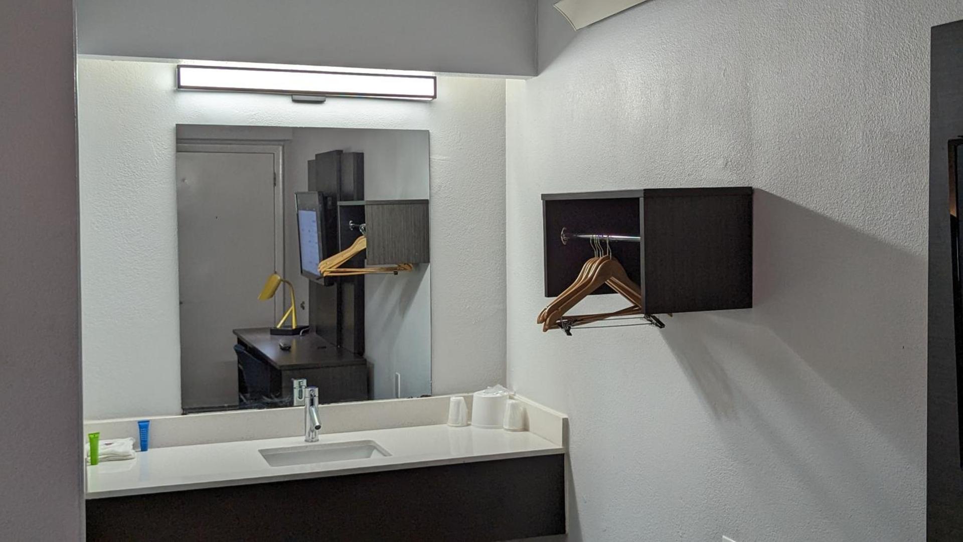 Motel 6-Nashua, NH - South photo 27