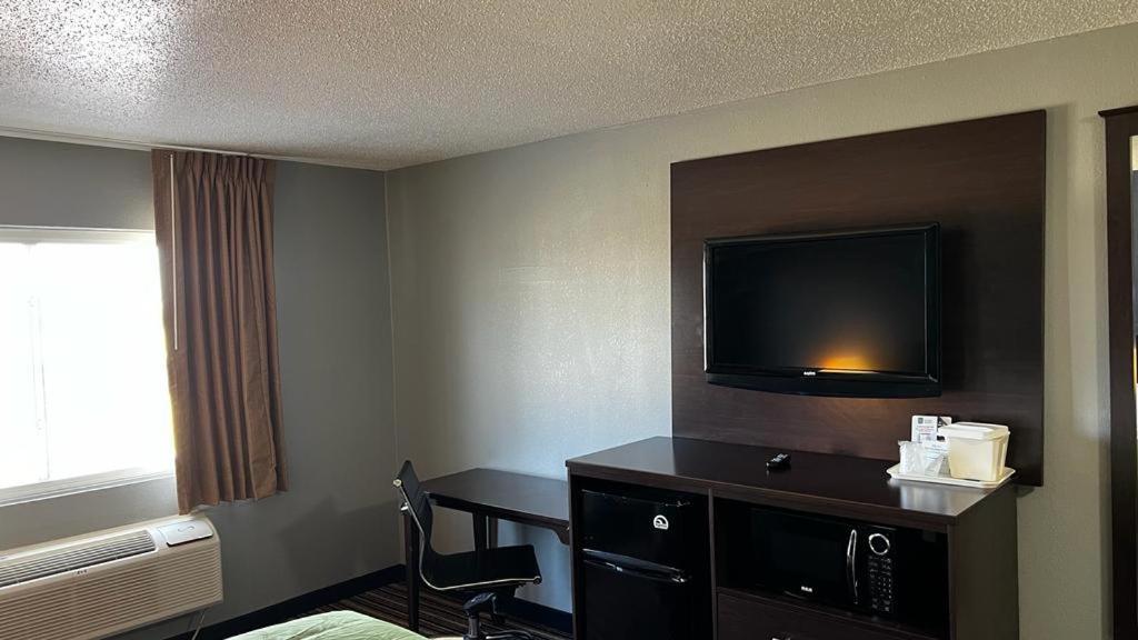 Colby Inn and Suites photo 11