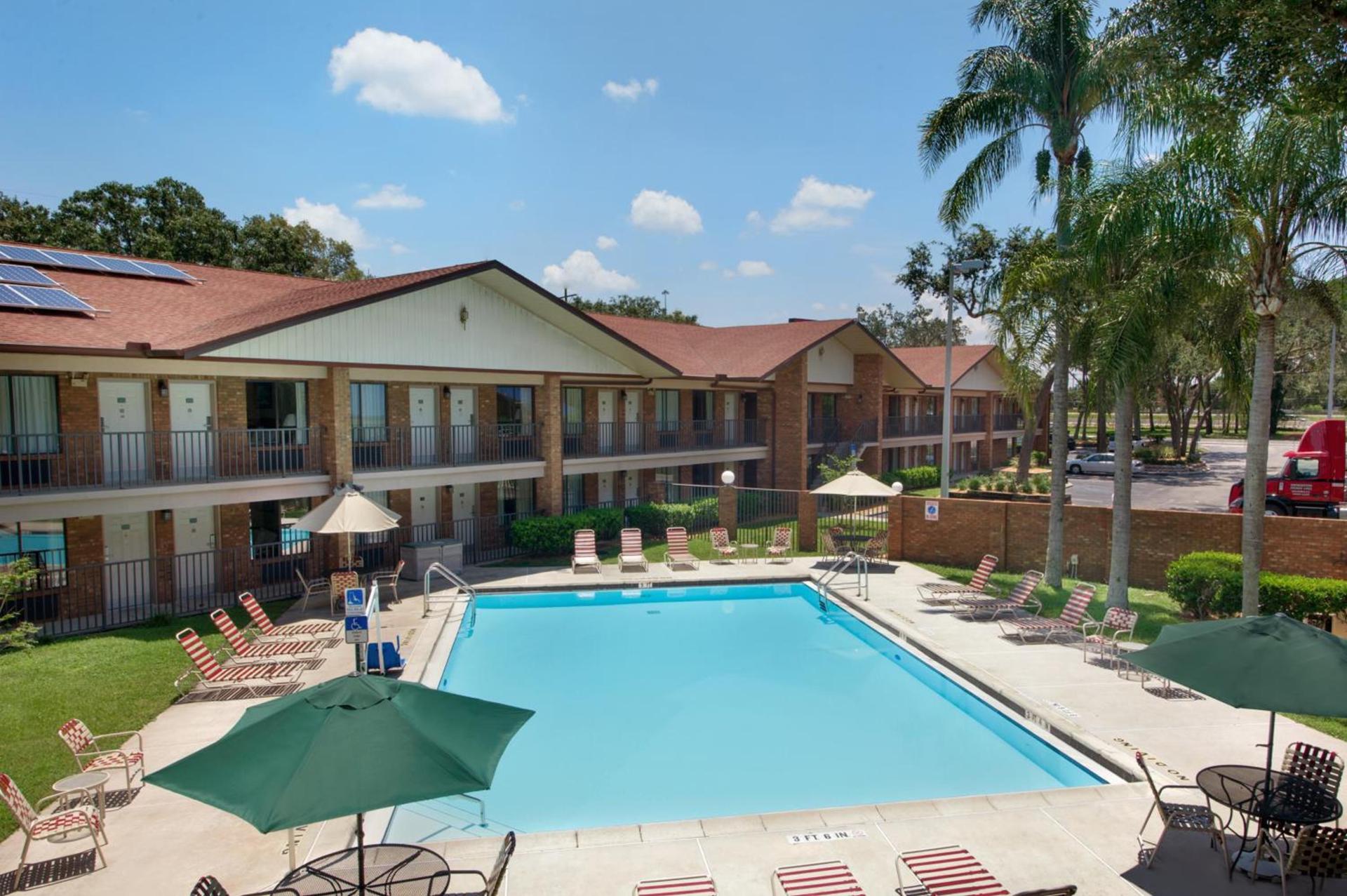 Ramada by Wyndham Temple Terrace/Tampa North photo 2