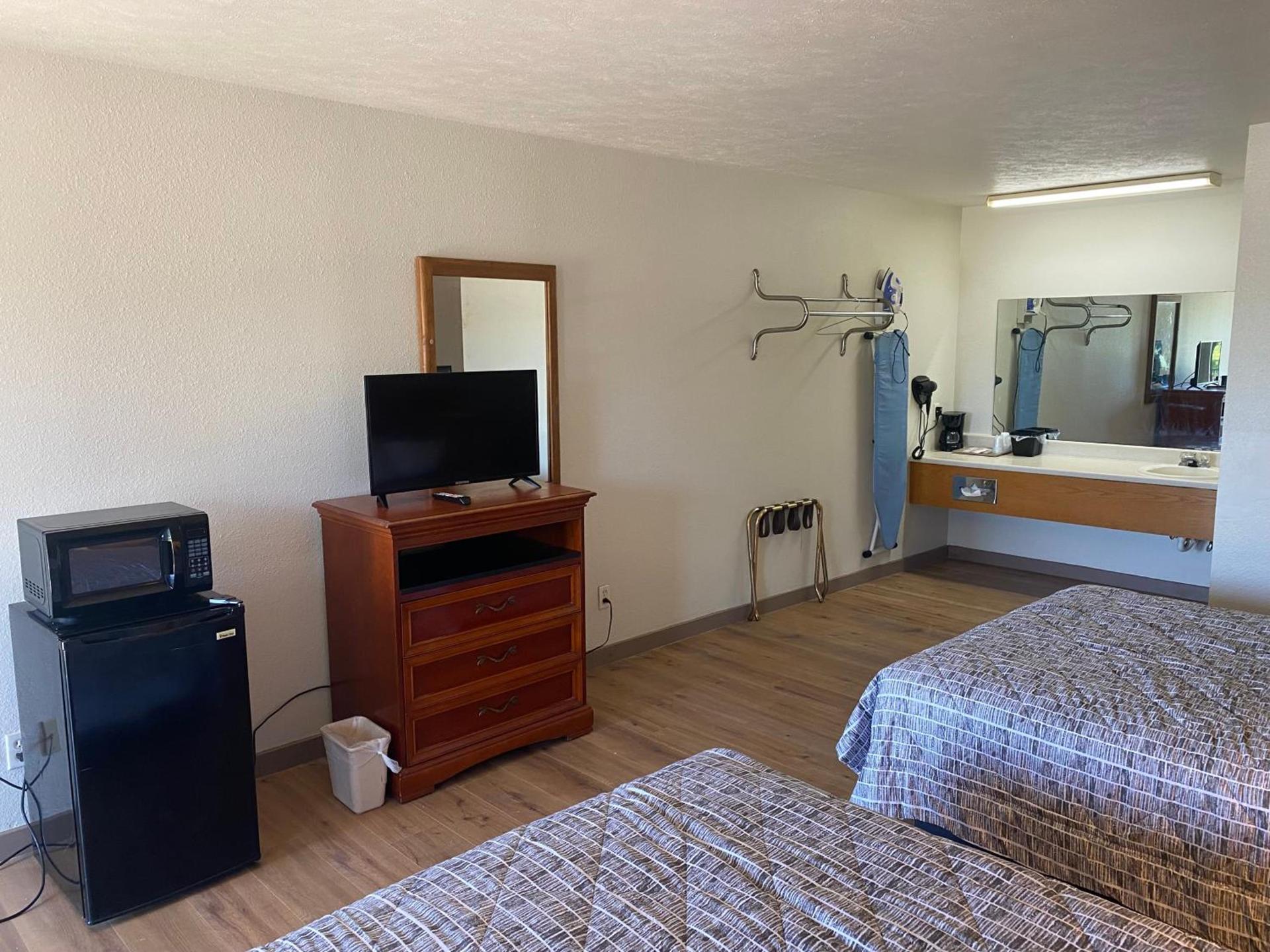 Brass Door Motel photo 14