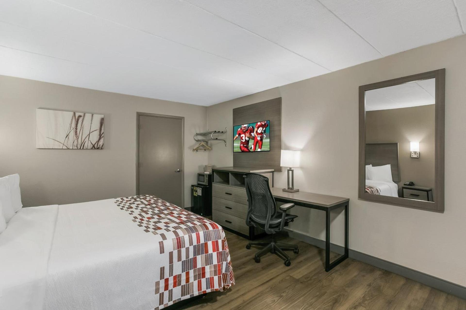 Red Roof Inn Baltimore photo 32