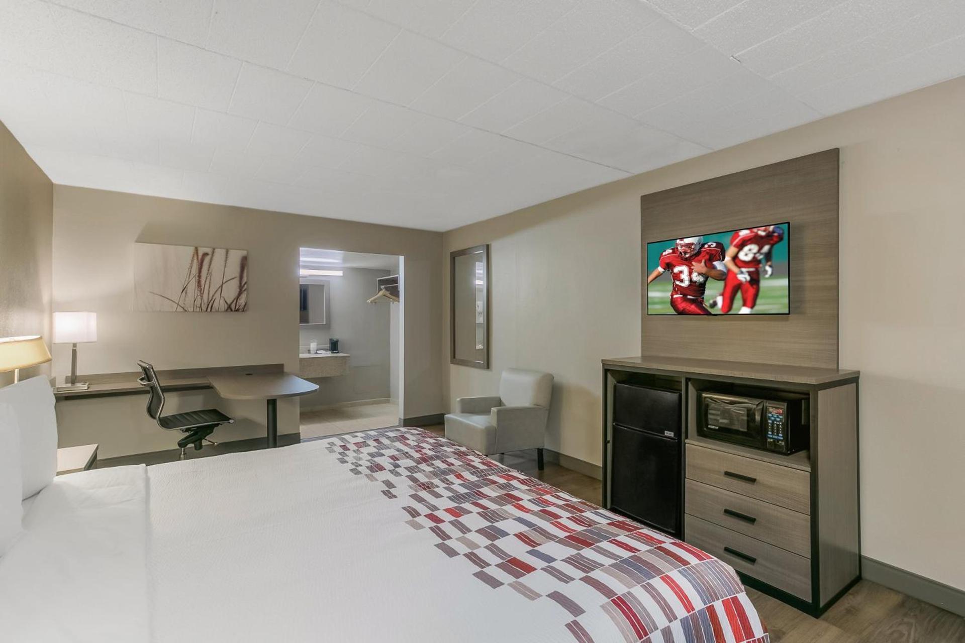 Red Roof Inn Baltimore photo 16