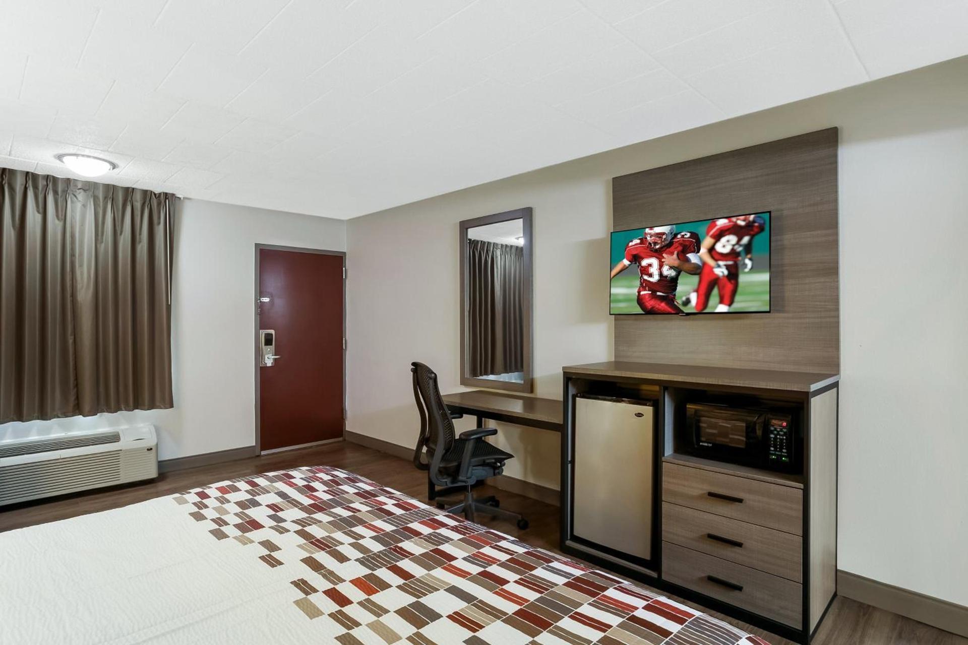 Red Roof Inn Baltimore photo 27