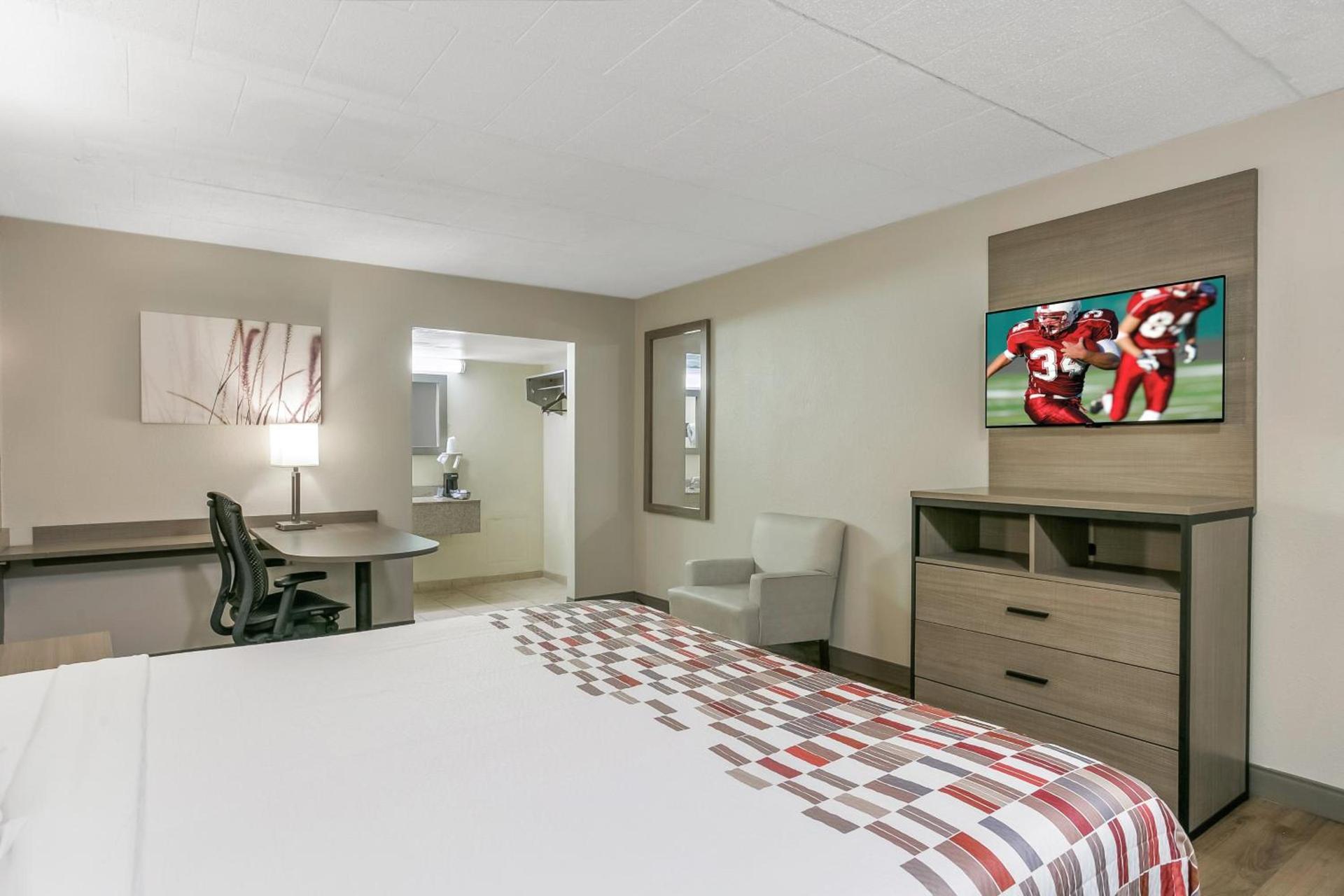 Red Roof Inn Baltimore photo 25