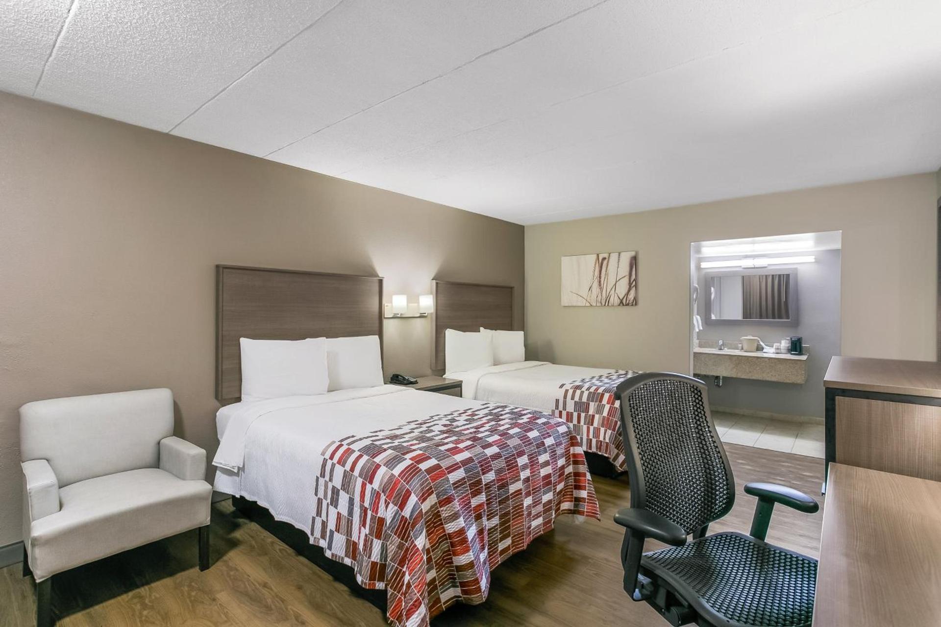 Red Roof Inn Baltimore photo 17