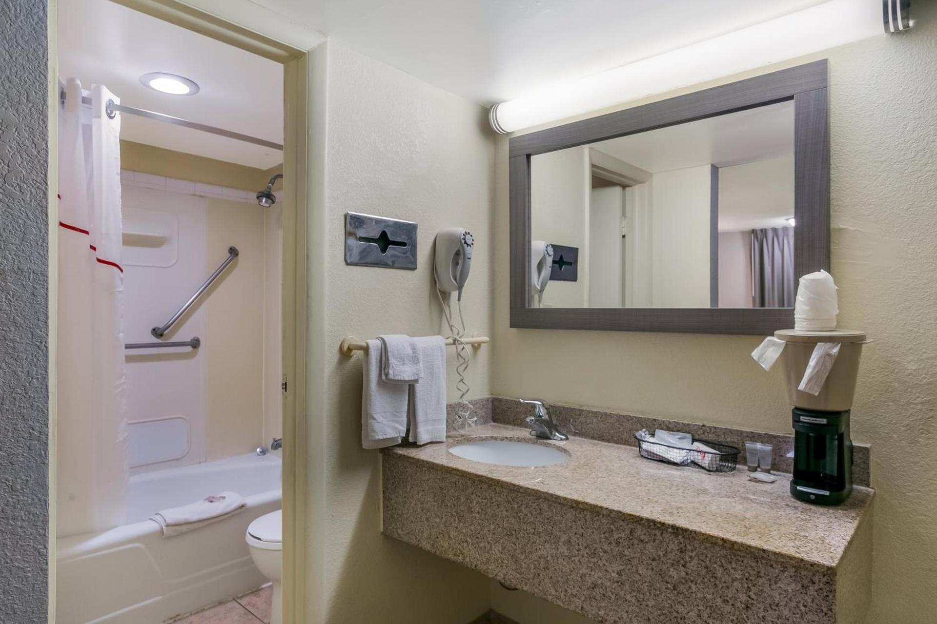 Red Roof Inn Baltimore photo 34