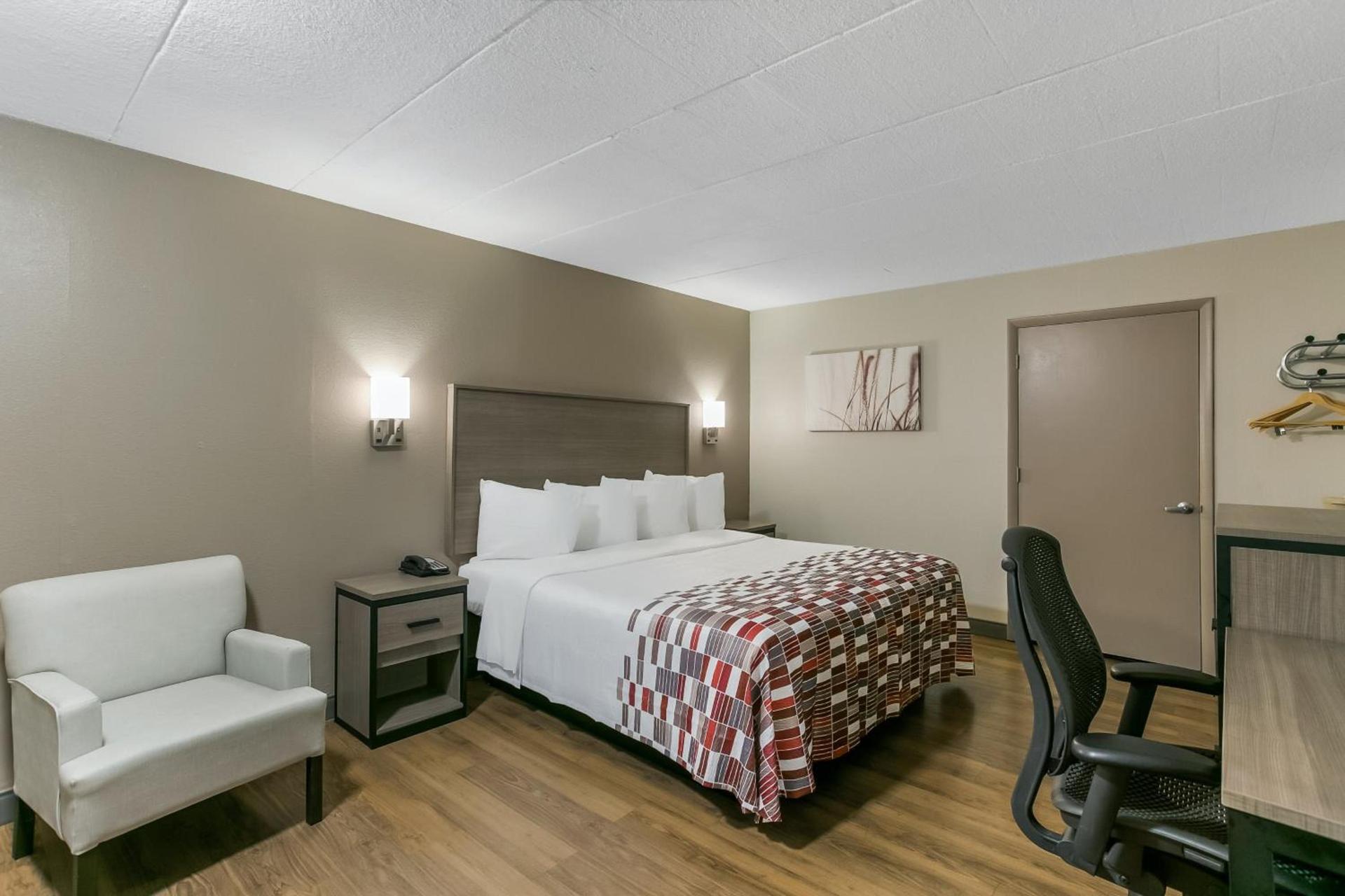 Red Roof Inn Baltimore photo 31