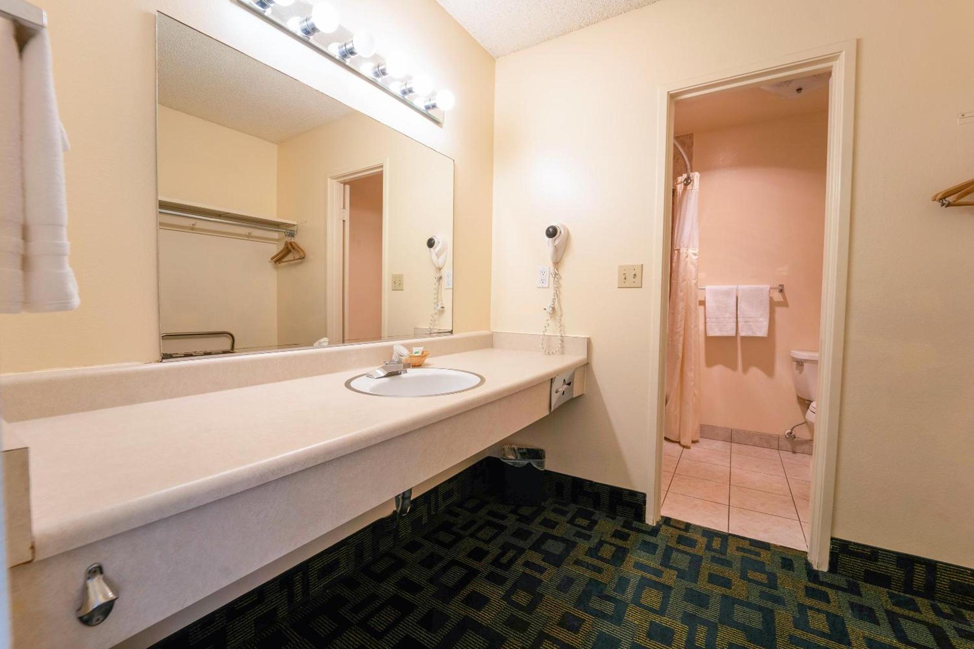 Royal Plaza Inn photo 69