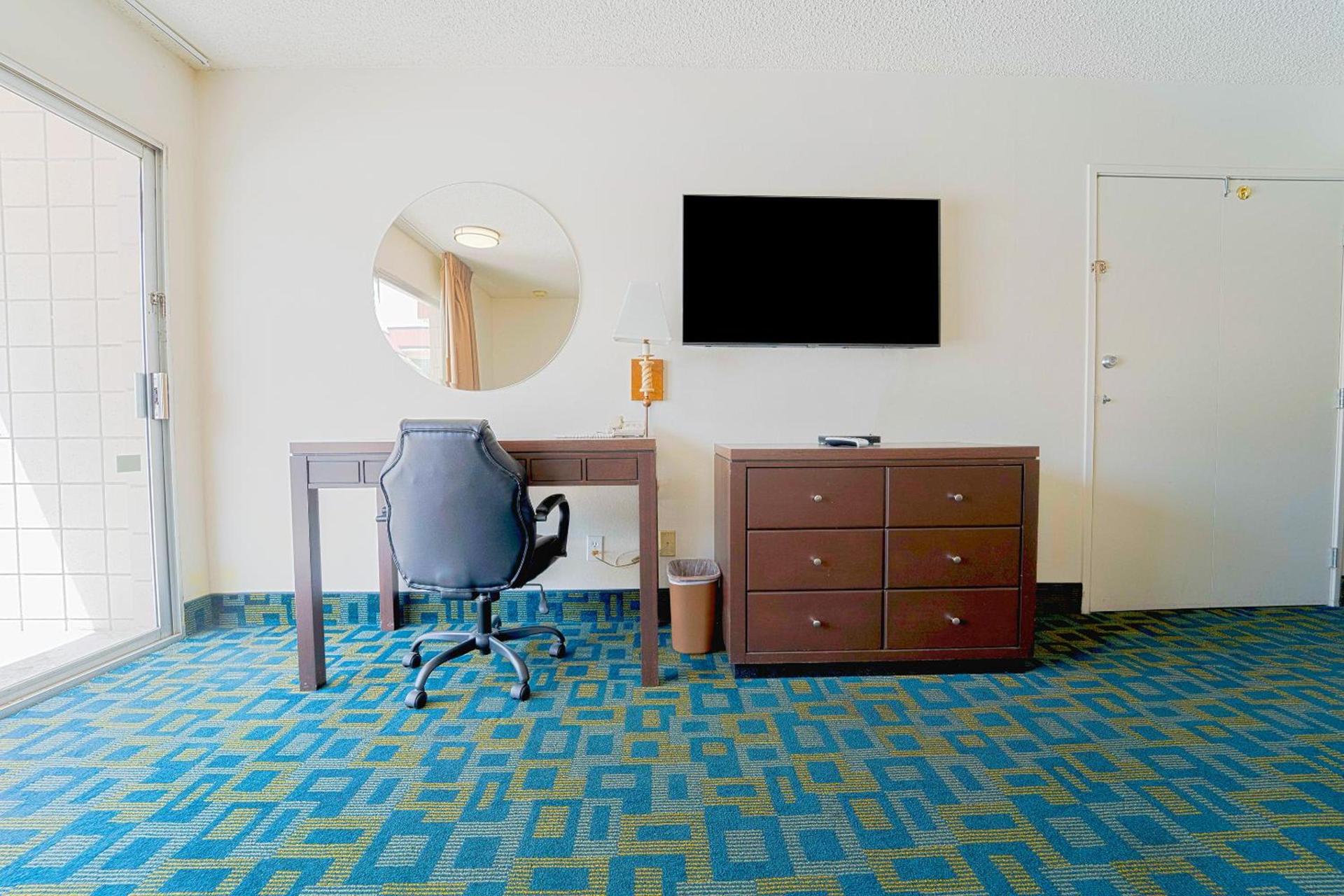 Royal Plaza Inn photo 42