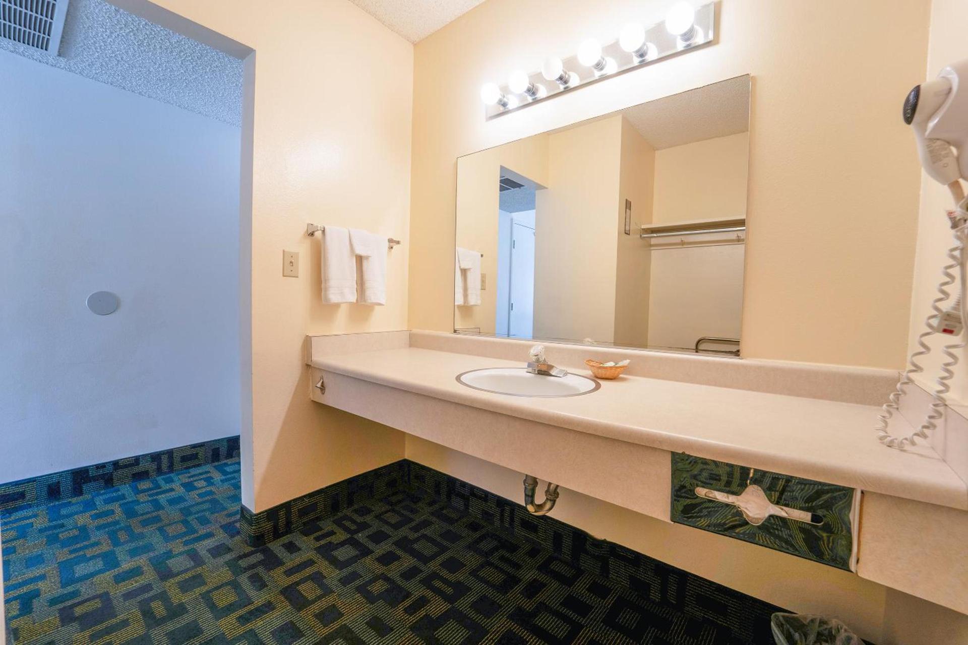 Royal Plaza Inn photo 74