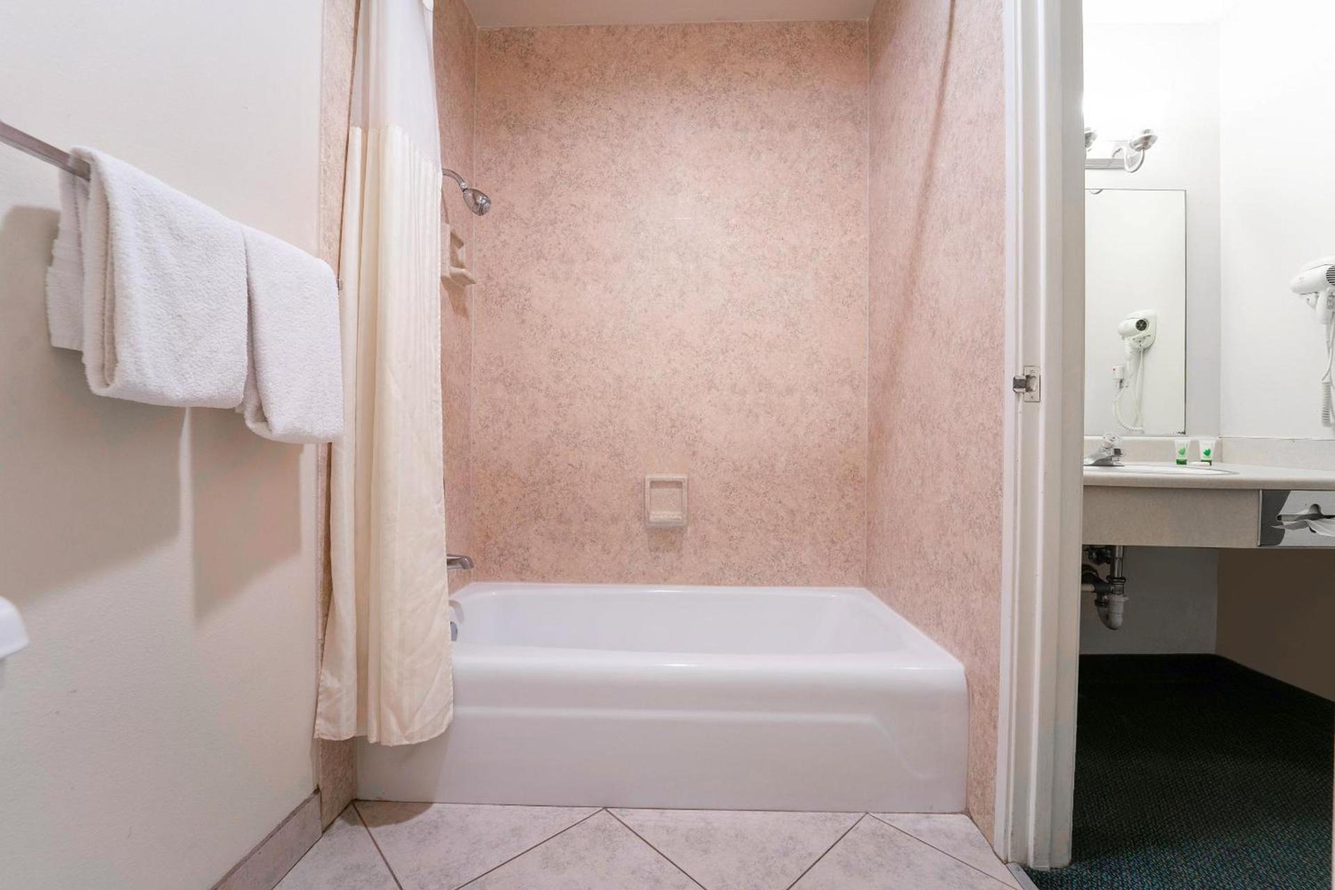 Royal Plaza Inn photo 78