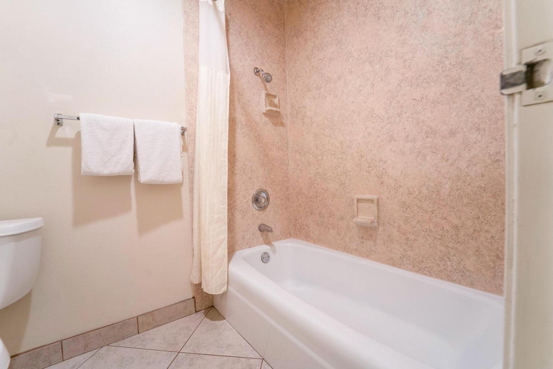 Royal Plaza Inn photo 75