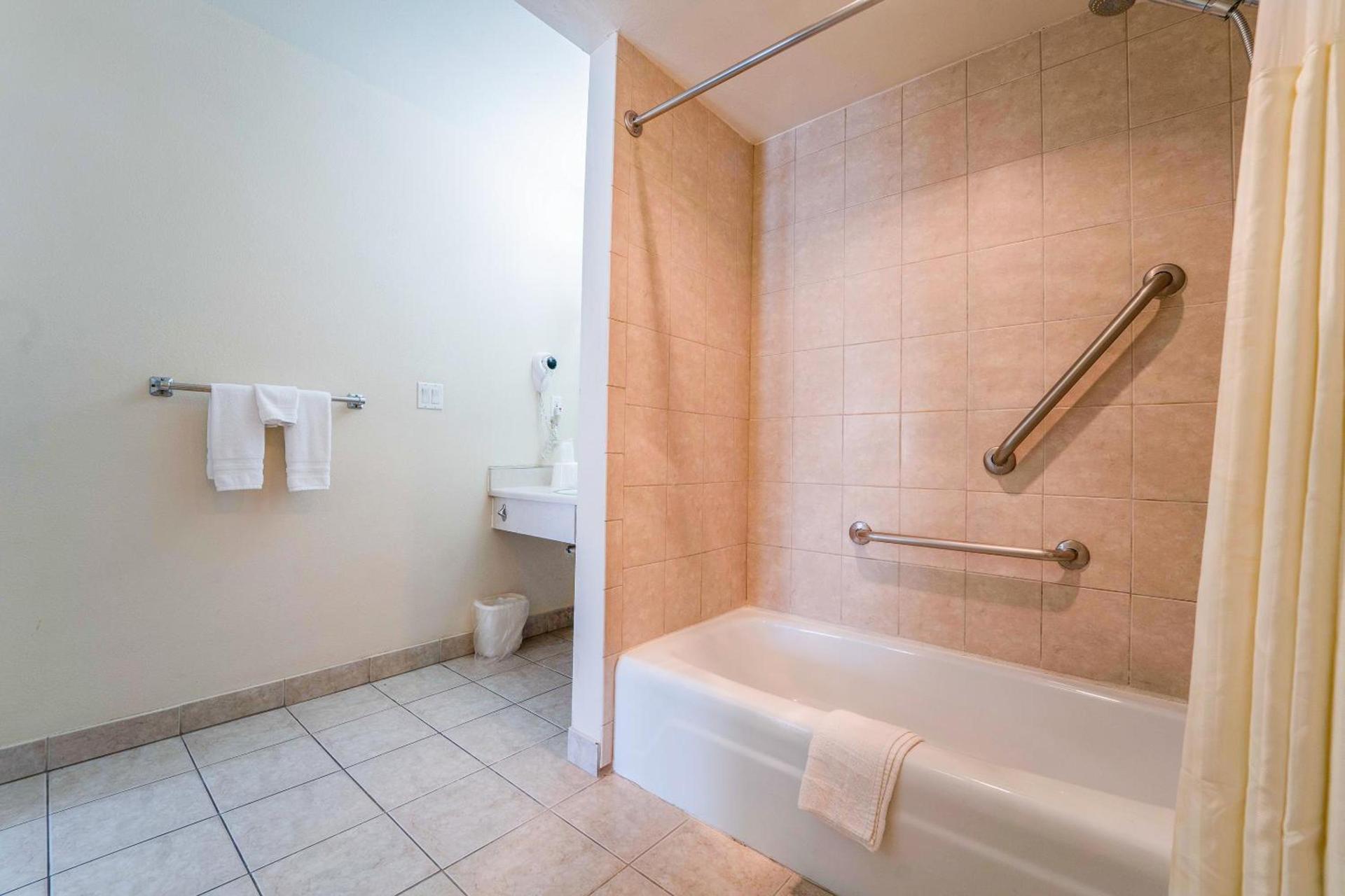 Royal Plaza Inn photo 77
