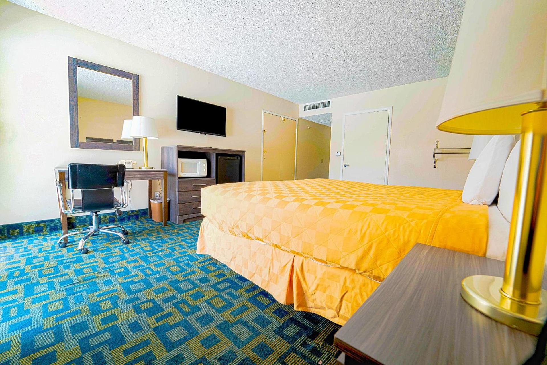 Royal Plaza Inn photo 11